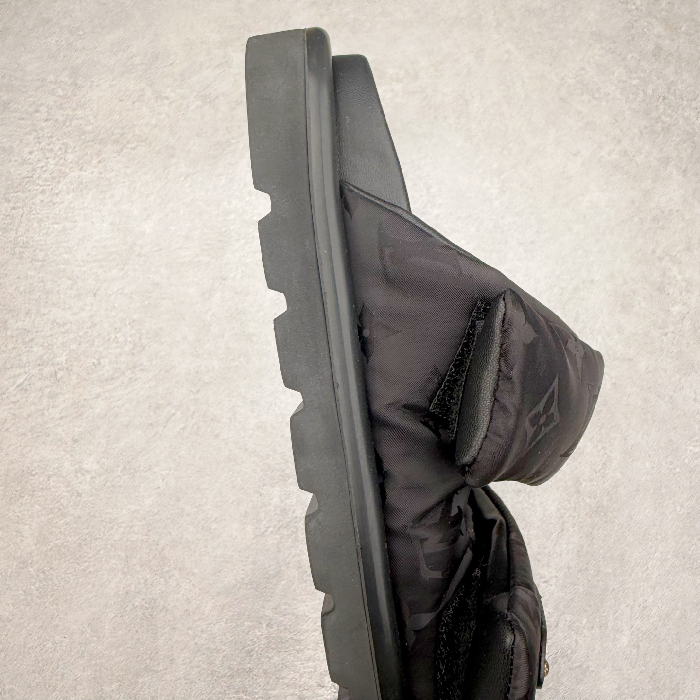 图片[6]-LOUIS VUITTON ｜路易威登2025ss最新春夏款 村上隆/Takashi Murakami x lv Pool Pillow Comfort 皮革 圆头套脚一字拖鞋 男女款 白色 室内外穿着皆宜。纯羊羔毛材质，鞋面受专水台高密度发泡材质，轻盈舒适，鞋底厚度3.5 上脚超显腿长 尺码：35 36 37 38 39 40 41 42 43 44 45-选品中心