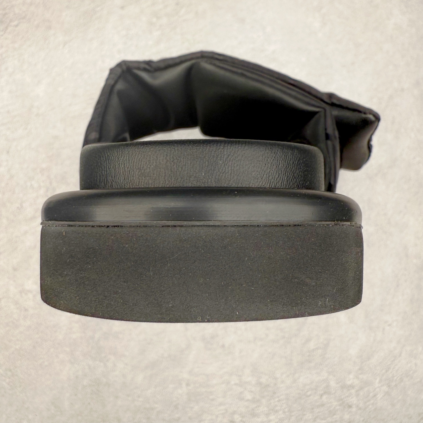 图片[8]-LOUIS VUITTON ｜路易威登2025ss最新春夏款 村上隆/Takashi Murakami x lv Pool Pillow Comfort 皮革 圆头套脚一字拖鞋 男女款 白色 室内外穿着皆宜。纯羊羔毛材质，鞋面受专水台高密度发泡材质，轻盈舒适，鞋底厚度3.5 上脚超显腿长 尺码：35 36 37 38 39 40 41 42 43 44 45-选品中心