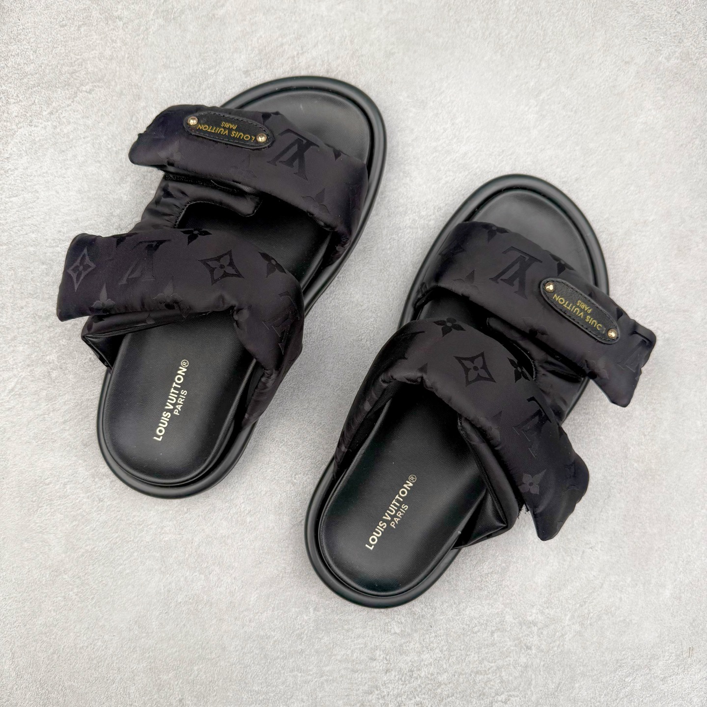 图片[3]-LOUIS VUITTON ｜路易威登2025ss最新春夏款 村上隆/Takashi Murakami x lv Pool Pillow Comfort 皮革 圆头套脚一字拖鞋 男女款 白色 室内外穿着皆宜。纯羊羔毛材质，鞋面受专水台高密度发泡材质，轻盈舒适，鞋底厚度3.5 上脚超显腿长 尺码：35 36 37 38 39 40 41 42 43 44 45-选品中心