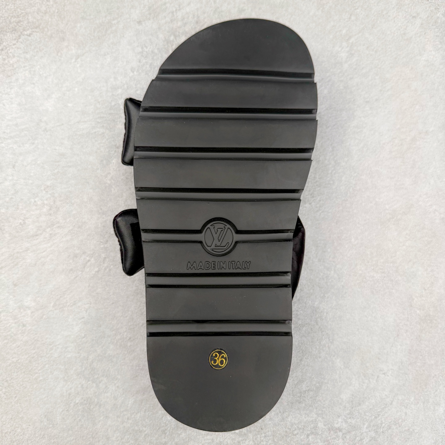 图片[9]-LOUIS VUITTON ｜路易威登2025ss最新春夏款 村上隆/Takashi Murakami x lv Pool Pillow Comfort 皮革 圆头套脚一字拖鞋 男女款 白色 室内外穿着皆宜。纯羊羔毛材质，鞋面受专水台高密度发泡材质，轻盈舒适，鞋底厚度3.5 上脚超显腿长 尺码：35 36 37 38 39 40 41 42 43 44 45-选品中心