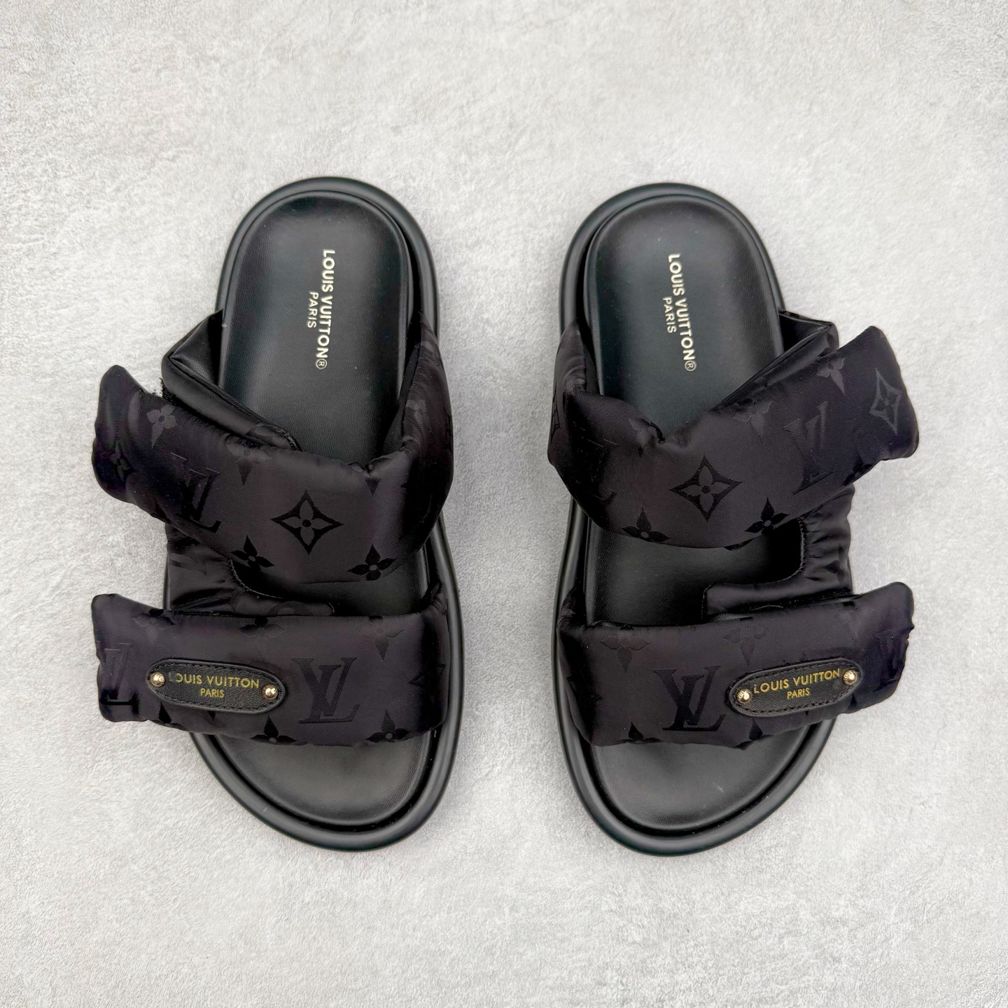 图片[2]-LOUIS VUITTON ｜路易威登2025ss最新春夏款 村上隆/Takashi Murakami x lv Pool Pillow Comfort 皮革 圆头套脚一字拖鞋 男女款 白色 室内外穿着皆宜。纯羊羔毛材质，鞋面受专水台高密度发泡材质，轻盈舒适，鞋底厚度3.5 上脚超显腿长 尺码：35 36 37 38 39 40 41 42 43 44 45-选品中心