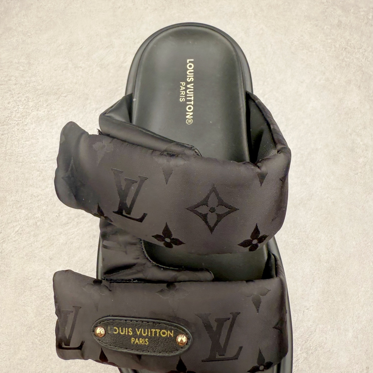 图片[5]-LOUIS VUITTON ｜路易威登2025ss最新春夏款 村上隆/Takashi Murakami x lv Pool Pillow Comfort 皮革 圆头套脚一字拖鞋 男女款 白色 室内外穿着皆宜。纯羊羔毛材质，鞋面受专水台高密度发泡材质，轻盈舒适，鞋底厚度3.5 上脚超显腿长 尺码：35 36 37 38 39 40 41 42 43 44 45-选品中心