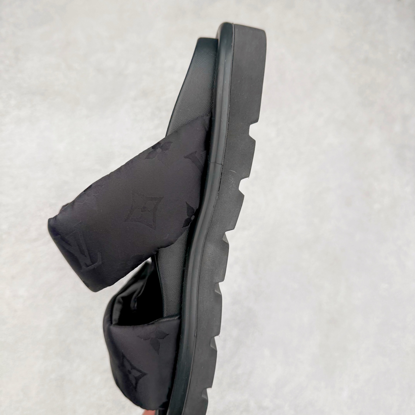 图片[7]-LOUIS VUITTON ｜路易威登2025ss最新春夏款 村上隆/Takashi Murakami x lv Pool Pillow Comfort 皮革 圆头套脚一字拖鞋 男女款 白色 室内外穿着皆宜。纯羊羔毛材质，鞋面受专水台高密度发泡材质，轻盈舒适，鞋底厚度3.5 上脚超显腿长 尺码：35 36 37 38 39 40 41 42 43 44 45-选品中心