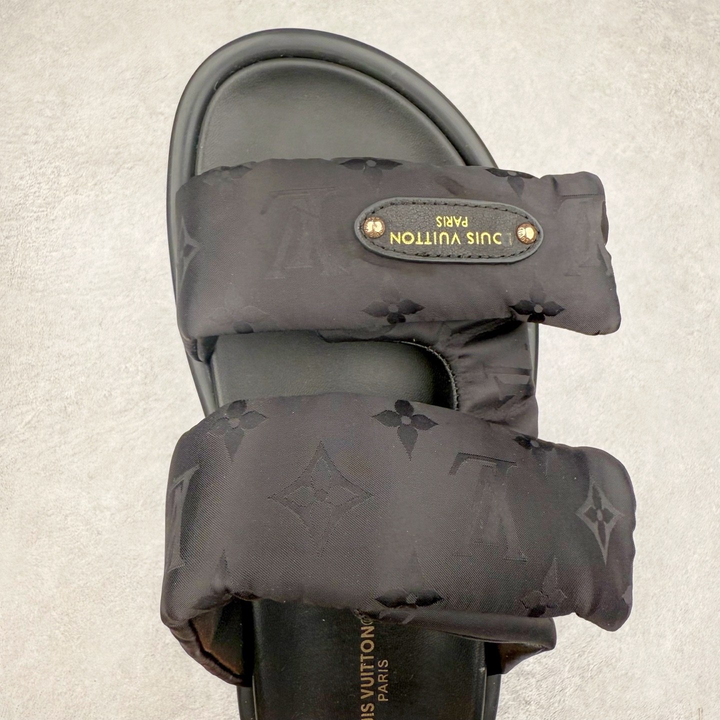 图片[4]-LOUIS VUITTON ｜路易威登2025ss最新春夏款 村上隆/Takashi Murakami x lv Pool Pillow Comfort 皮革 圆头套脚一字拖鞋 男女款 白色 室内外穿着皆宜。纯羊羔毛材质，鞋面受专水台高密度发泡材质，轻盈舒适，鞋底厚度3.5 上脚超显腿长 尺码：35 36 37 38 39 40 41 42 43 44 45-选品中心