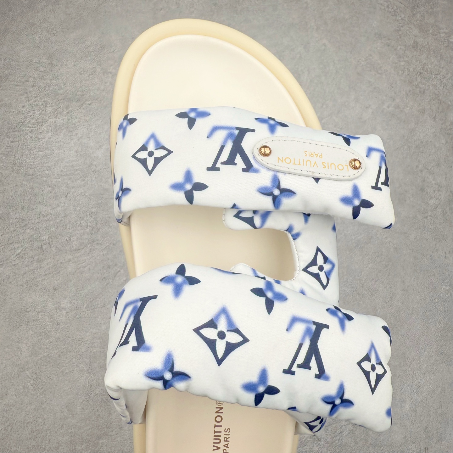 图片[4]-LOUIS VUITTON ｜路易威登2025ss最新春夏款 村上隆/Takashi Murakami x lv Pool Pillow Comfort 皮革 圆头套脚一字拖鞋 男女款 白色 室内外穿着皆宜。纯羊羔毛材质，鞋面受专水台高密度发泡材质，轻盈舒适，鞋底厚度3.5 上脚超显腿长 尺码：35 36 37 38 39 40 41 42 43 44 45-选品中心