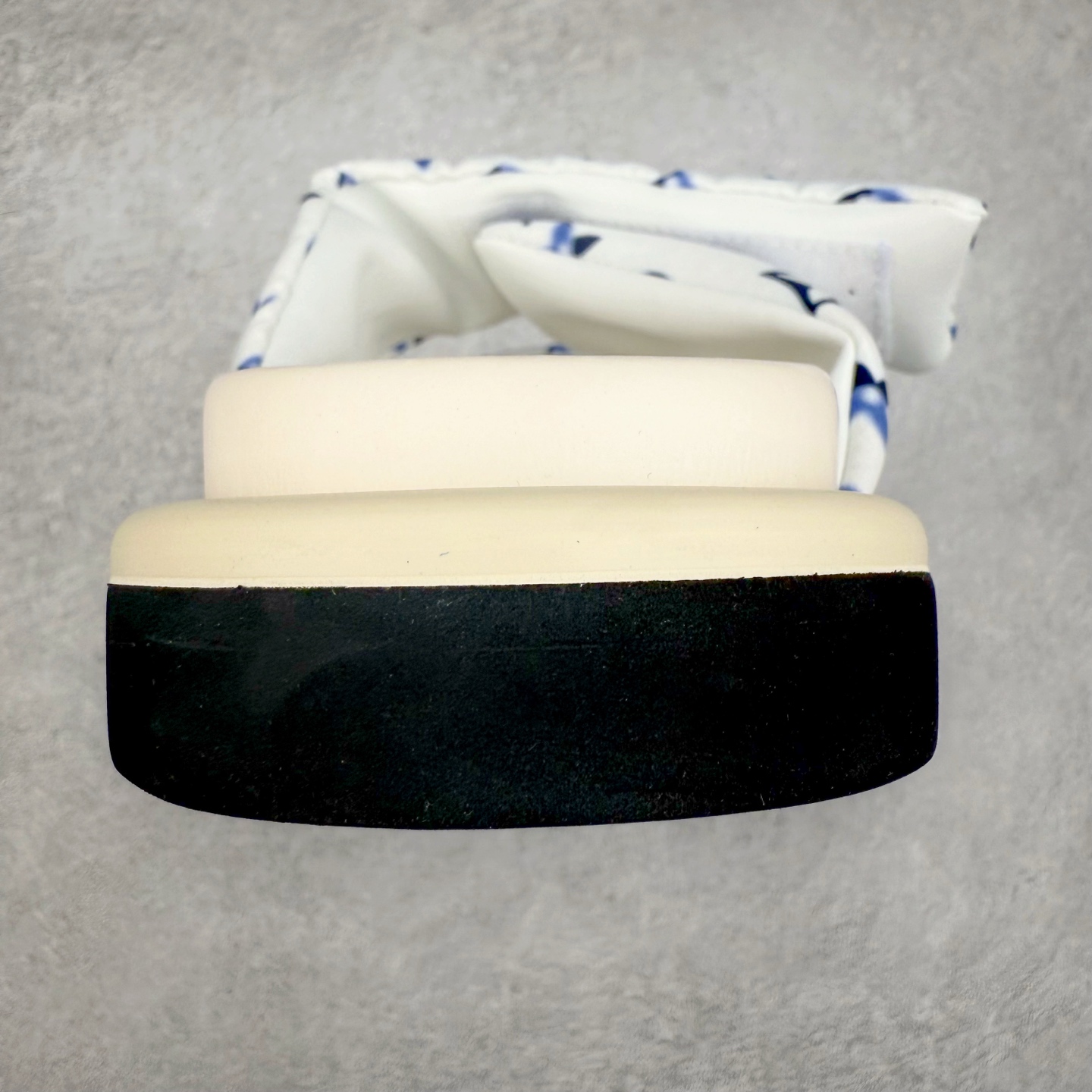 图片[8]-LOUIS VUITTON ｜路易威登2025ss最新春夏款 村上隆/Takashi Murakami x lv Pool Pillow Comfort 皮革 圆头套脚一字拖鞋 男女款 白色 室内外穿着皆宜。纯羊羔毛材质，鞋面受专水台高密度发泡材质，轻盈舒适，鞋底厚度3.5 上脚超显腿长 尺码：35 36 37 38 39 40 41 42 43 44 45-选品中心