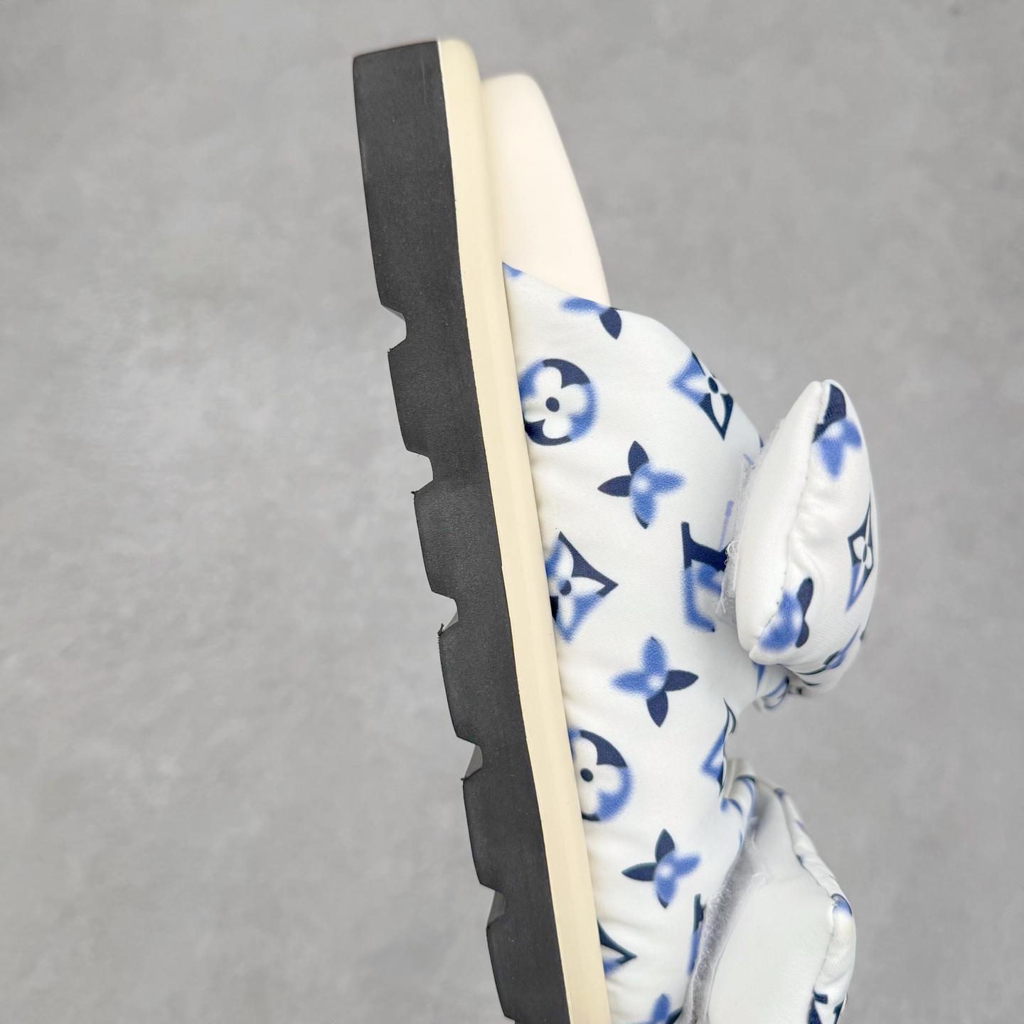 图片[6]-LOUIS VUITTON ｜路易威登2025ss最新春夏款 村上隆/Takashi Murakami x lv Pool Pillow Comfort 皮革 圆头套脚一字拖鞋 男女款 白色 室内外穿着皆宜。纯羊羔毛材质，鞋面受专水台高密度发泡材质，轻盈舒适，鞋底厚度3.5 上脚超显腿长 尺码：35 36 37 38 39 40 41 42 43 44 45-选品中心