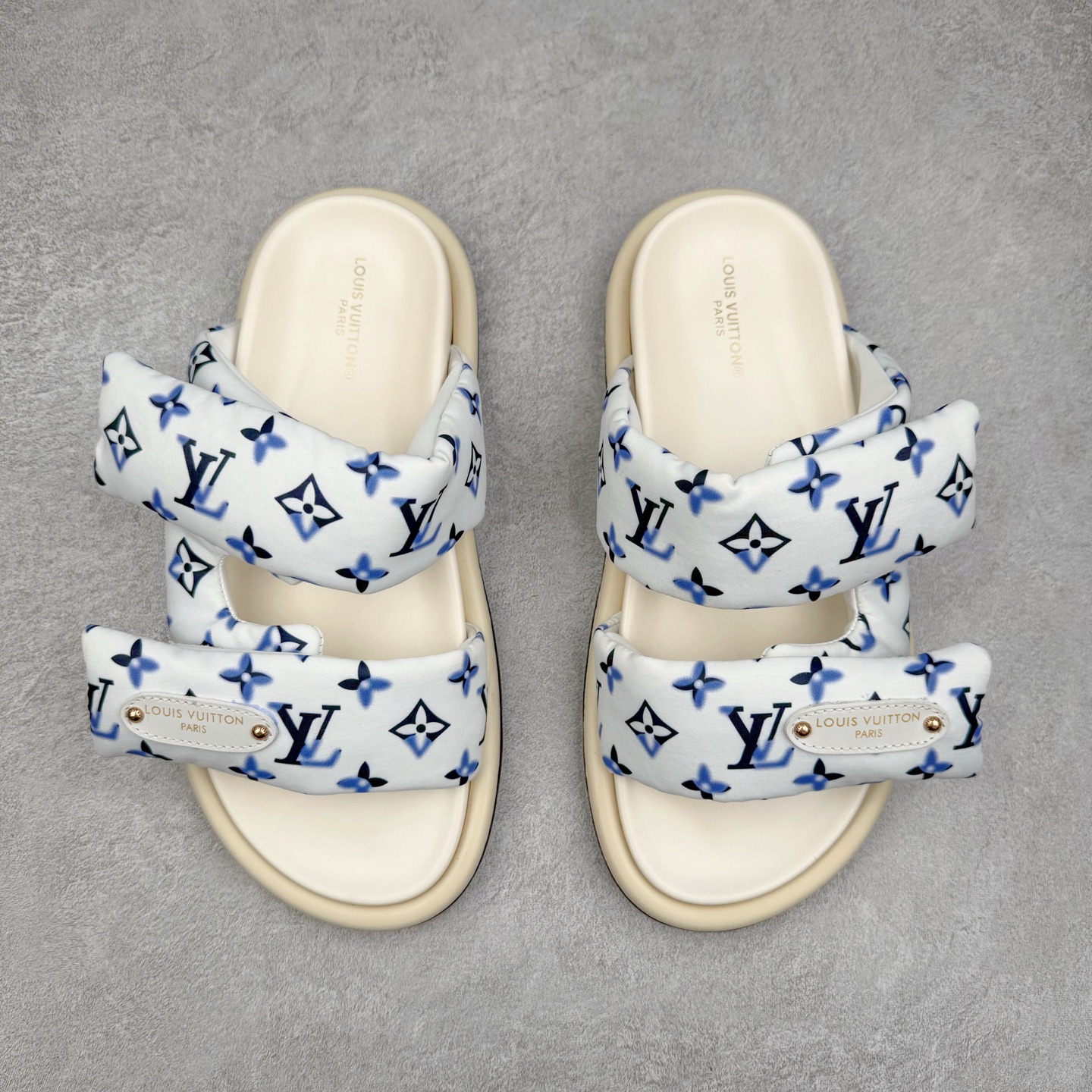 图片[2]-LOUIS VUITTON ｜路易威登2025ss最新春夏款 村上隆/Takashi Murakami x lv Pool Pillow Comfort 皮革 圆头套脚一字拖鞋 男女款 白色 室内外穿着皆宜。纯羊羔毛材质，鞋面受专水台高密度发泡材质，轻盈舒适，鞋底厚度3.5 上脚超显腿长 尺码：35 36 37 38 39 40 41 42 43 44 45-选品中心