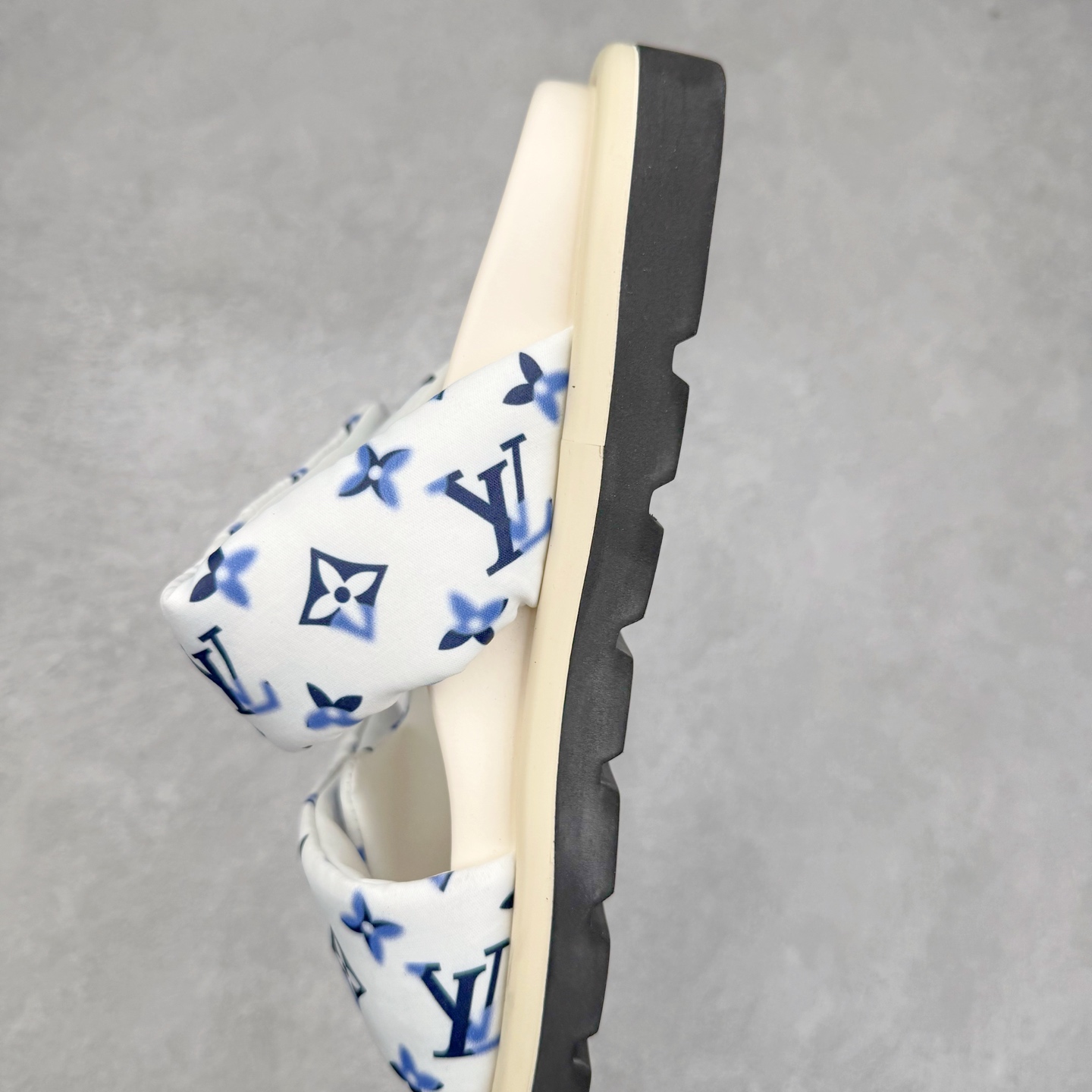 图片[7]-LOUIS VUITTON ｜路易威登2025ss最新春夏款 村上隆/Takashi Murakami x lv Pool Pillow Comfort 皮革 圆头套脚一字拖鞋 男女款 白色 室内外穿着皆宜。纯羊羔毛材质，鞋面受专水台高密度发泡材质，轻盈舒适，鞋底厚度3.5 上脚超显腿长 尺码：35 36 37 38 39 40 41 42 43 44 45-选品中心