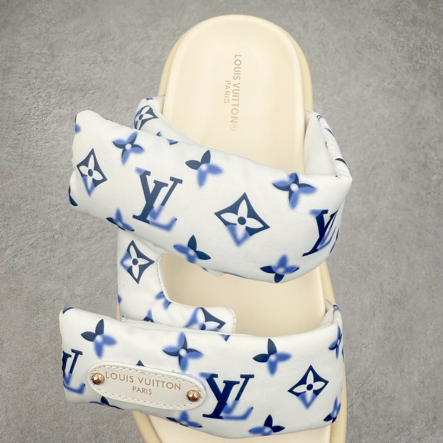 图片[5]-LOUIS VUITTON ｜路易威登2025ss最新春夏款 村上隆/Takashi Murakami x lv Pool Pillow Comfort 皮革 圆头套脚一字拖鞋 男女款 白色 室内外穿着皆宜。纯羊羔毛材质，鞋面受专水台高密度发泡材质，轻盈舒适，鞋底厚度3.5 上脚超显腿长 尺码：35 36 37 38 39 40 41 42 43 44 45-选品中心