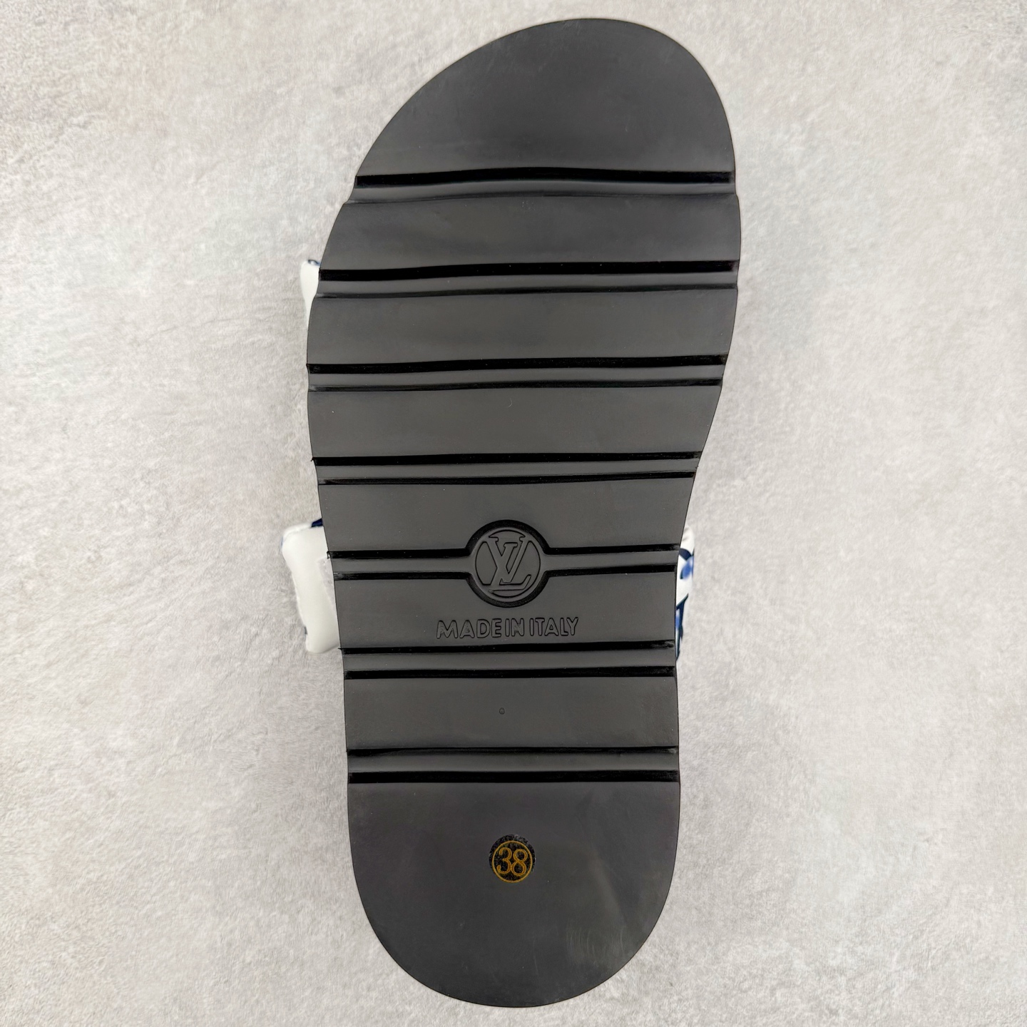 图片[9]-LOUIS VUITTON ｜路易威登2025ss最新春夏款 村上隆/Takashi Murakami x lv Pool Pillow Comfort 皮革 圆头套脚一字拖鞋 男女款 白色 室内外穿着皆宜。纯羊羔毛材质，鞋面受专水台高密度发泡材质，轻盈舒适，鞋底厚度3.5 上脚超显腿长 尺码：35 36 37 38 39 40 41 42 43 44 45-选品中心