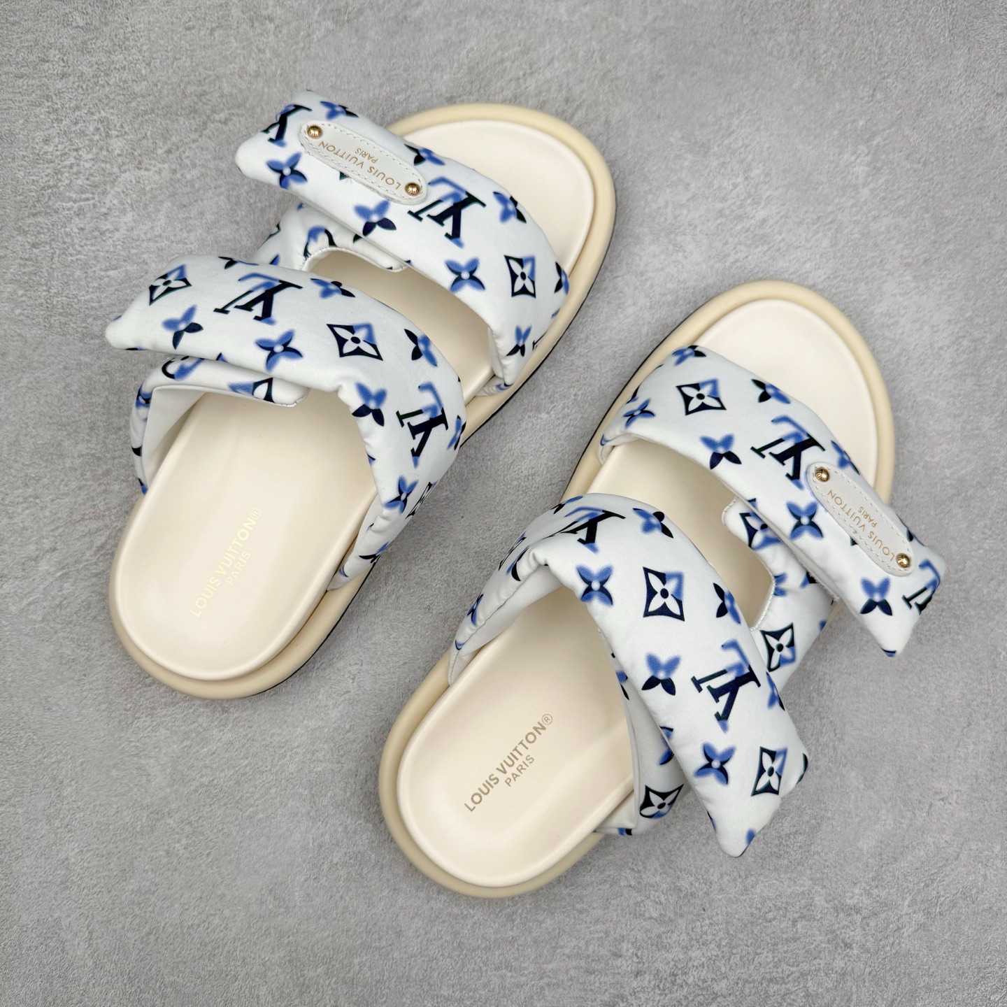 图片[3]-LOUIS VUITTON ｜路易威登2025ss最新春夏款 村上隆/Takashi Murakami x lv Pool Pillow Comfort 皮革 圆头套脚一字拖鞋 男女款 白色 室内外穿着皆宜。纯羊羔毛材质，鞋面受专水台高密度发泡材质，轻盈舒适，鞋底厚度3.5 上脚超显腿长 尺码：35 36 37 38 39 40 41 42 43 44 45-选品中心