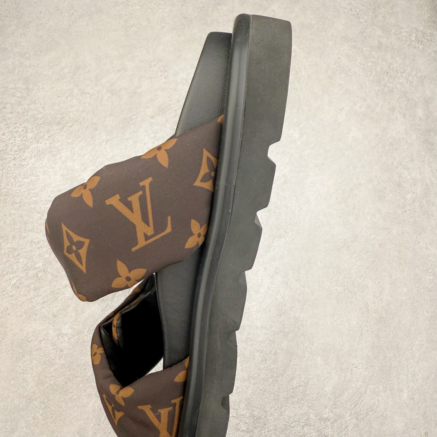 图片[7]-LOUIS VUITTON ｜路易威登2025ss最新春夏款 村上隆/Takashi Murakami x lv Pool Pillow Comfort 皮革 圆头套脚一字拖鞋 男女款 白色 室内外穿着皆宜。纯羊羔毛材质，鞋面受专水台高密度发泡材质，轻盈舒适，鞋底厚度3.5 上脚超显腿长 尺码：35 36 37 38 39 40 41 42 43 44 45-选品中心