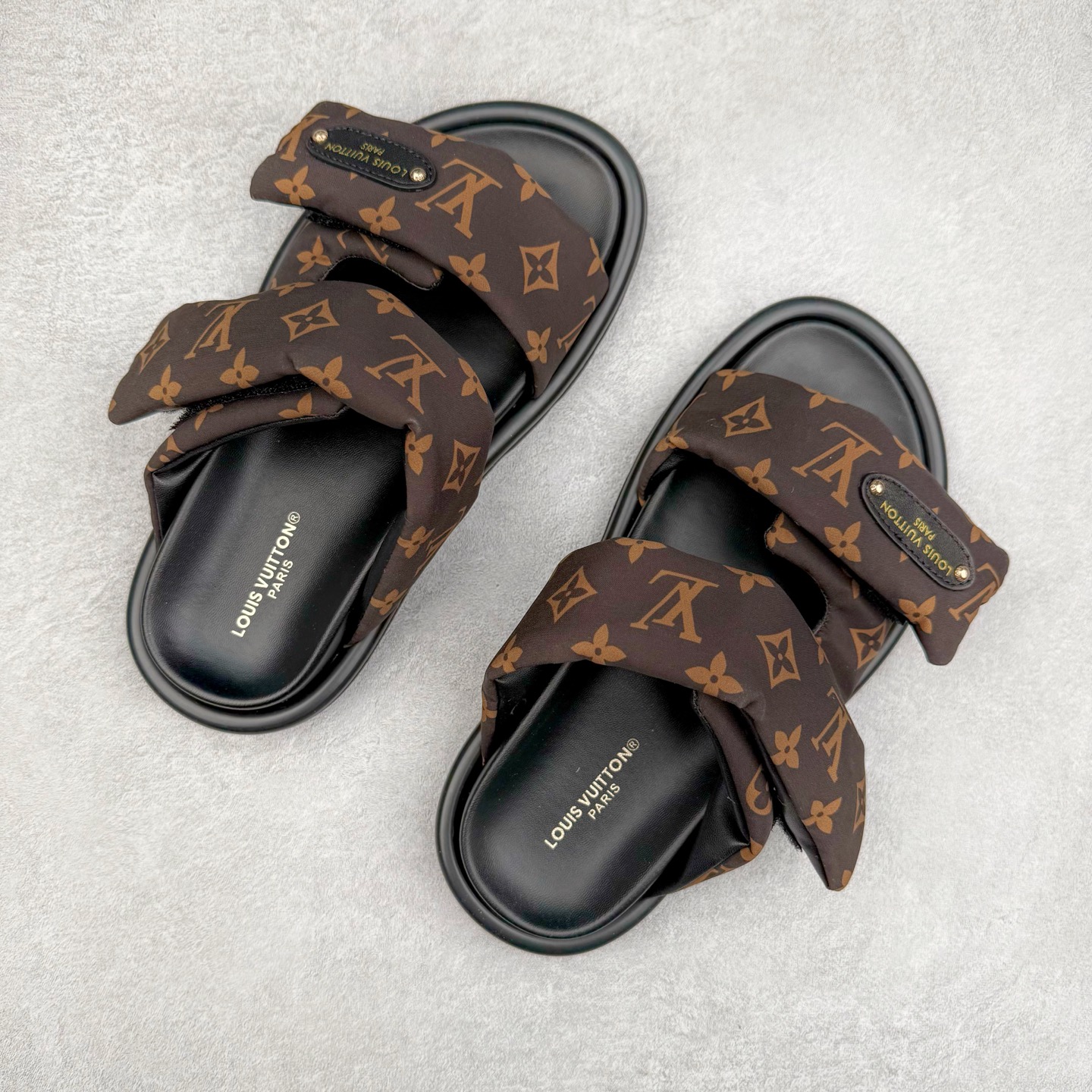 图片[3]-LOUIS VUITTON ｜路易威登2025ss最新春夏款 村上隆/Takashi Murakami x lv Pool Pillow Comfort 皮革 圆头套脚一字拖鞋 男女款 白色 室内外穿着皆宜。纯羊羔毛材质，鞋面受专水台高密度发泡材质，轻盈舒适，鞋底厚度3.5 上脚超显腿长 尺码：35 36 37 38 39 40 41 42 43 44 45-选品中心