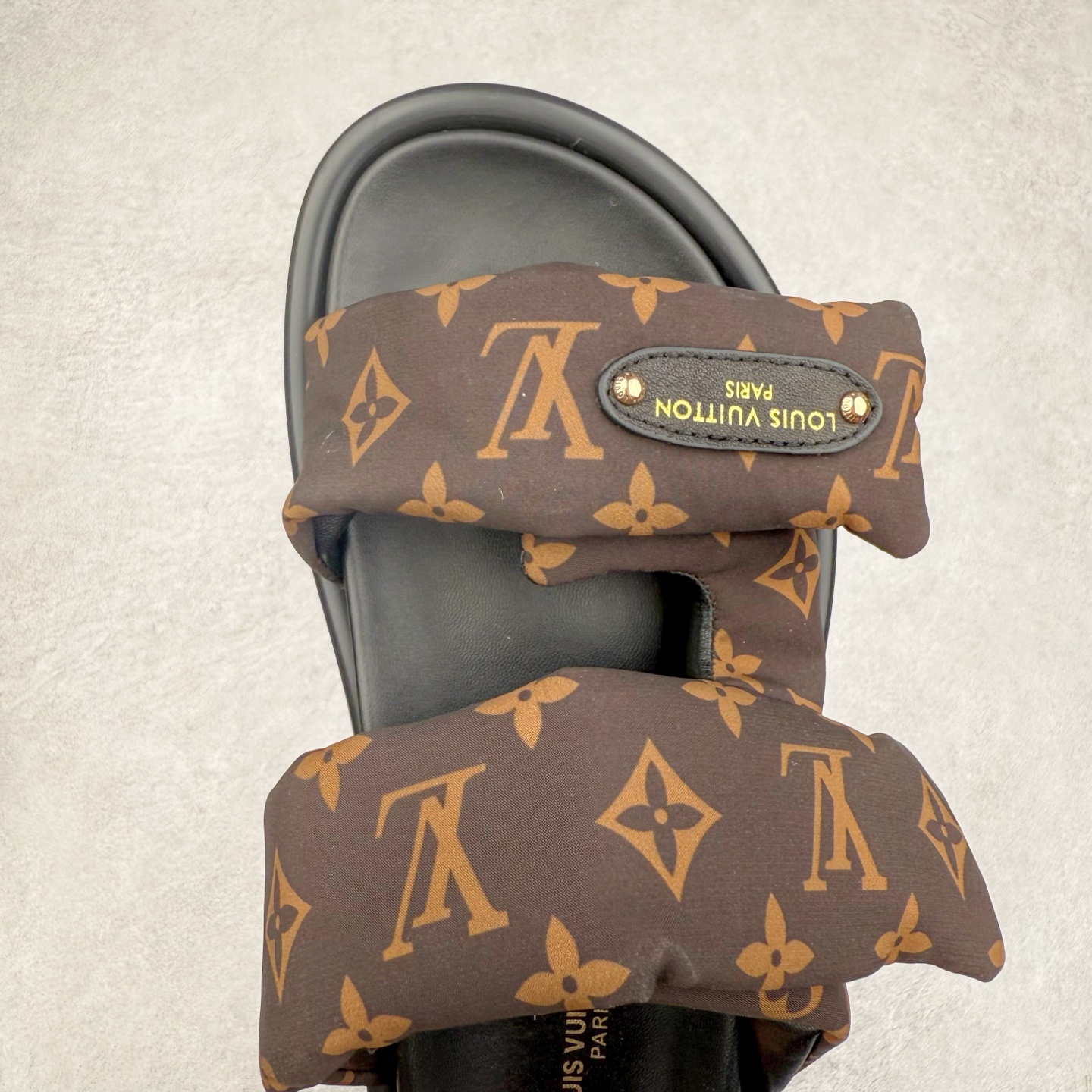 图片[4]-LOUIS VUITTON ｜路易威登2025ss最新春夏款 村上隆/Takashi Murakami x lv Pool Pillow Comfort 皮革 圆头套脚一字拖鞋 男女款 白色 室内外穿着皆宜。纯羊羔毛材质，鞋面受专水台高密度发泡材质，轻盈舒适，鞋底厚度3.5 上脚超显腿长 尺码：35 36 37 38 39 40 41 42 43 44 45-选品中心