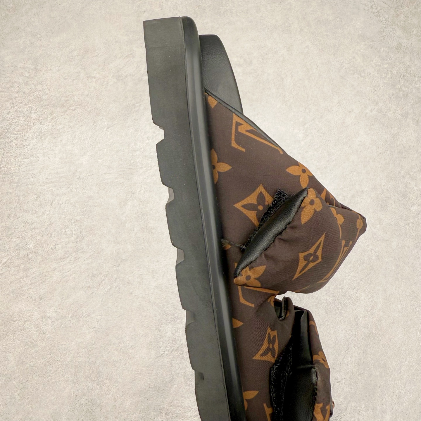 图片[6]-LOUIS VUITTON ｜路易威登2025ss最新春夏款 村上隆/Takashi Murakami x lv Pool Pillow Comfort 皮革 圆头套脚一字拖鞋 男女款 白色 室内外穿着皆宜。纯羊羔毛材质，鞋面受专水台高密度发泡材质，轻盈舒适，鞋底厚度3.5 上脚超显腿长 尺码：35 36 37 38 39 40 41 42 43 44 45-选品中心