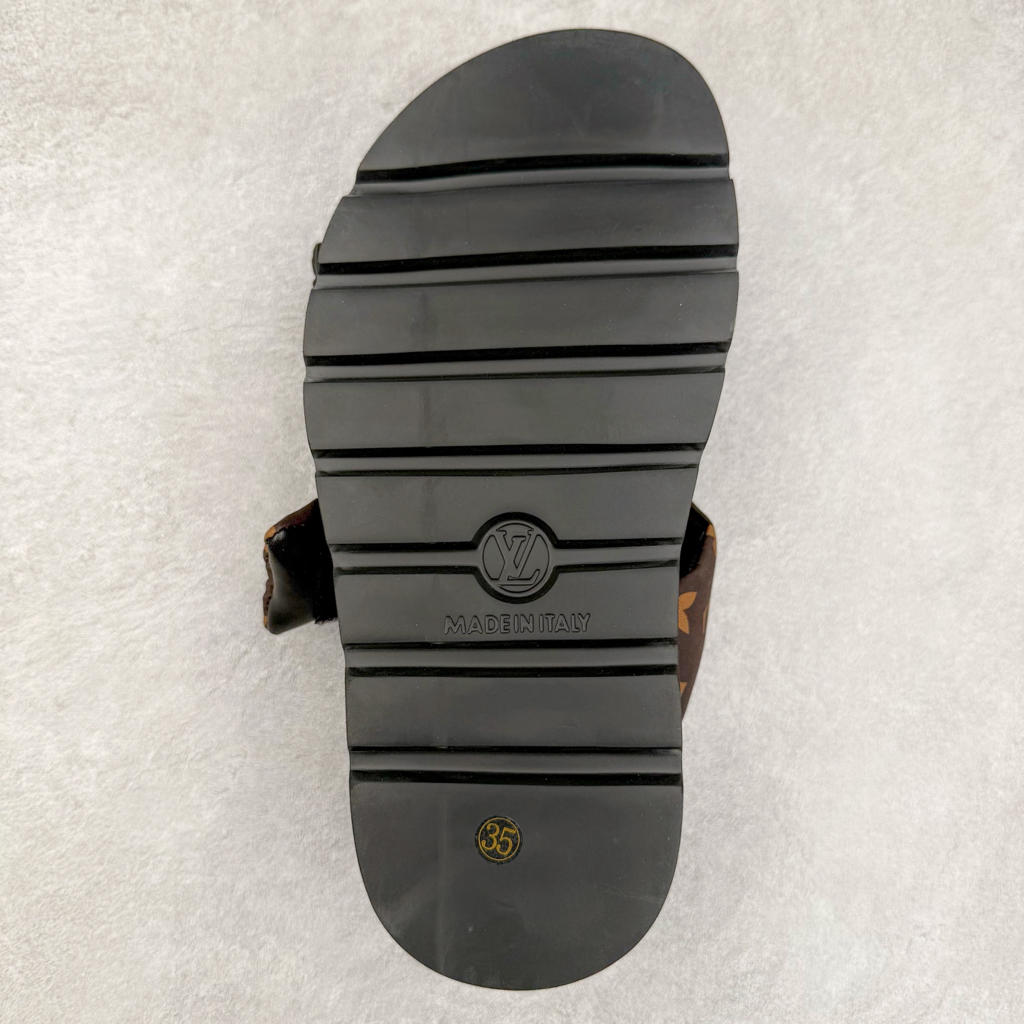 图片[9]-LOUIS VUITTON ｜路易威登2025ss最新春夏款 村上隆/Takashi Murakami x lv Pool Pillow Comfort 皮革 圆头套脚一字拖鞋 男女款 白色 室内外穿着皆宜。纯羊羔毛材质，鞋面受专水台高密度发泡材质，轻盈舒适，鞋底厚度3.5 上脚超显腿长 尺码：35 36 37 38 39 40 41 42 43 44 45-选品中心