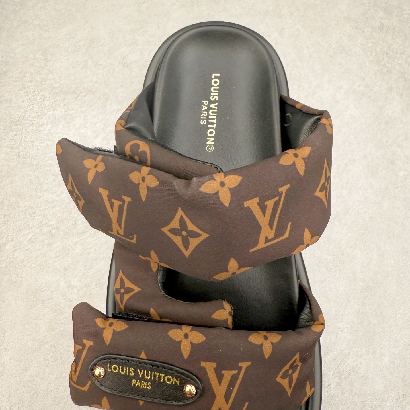 图片[5]-LOUIS VUITTON ｜路易威登2025ss最新春夏款 村上隆/Takashi Murakami x lv Pool Pillow Comfort 皮革 圆头套脚一字拖鞋 男女款 白色 室内外穿着皆宜。纯羊羔毛材质，鞋面受专水台高密度发泡材质，轻盈舒适，鞋底厚度3.5 上脚超显腿长 尺码：35 36 37 38 39 40 41 42 43 44 45-选品中心