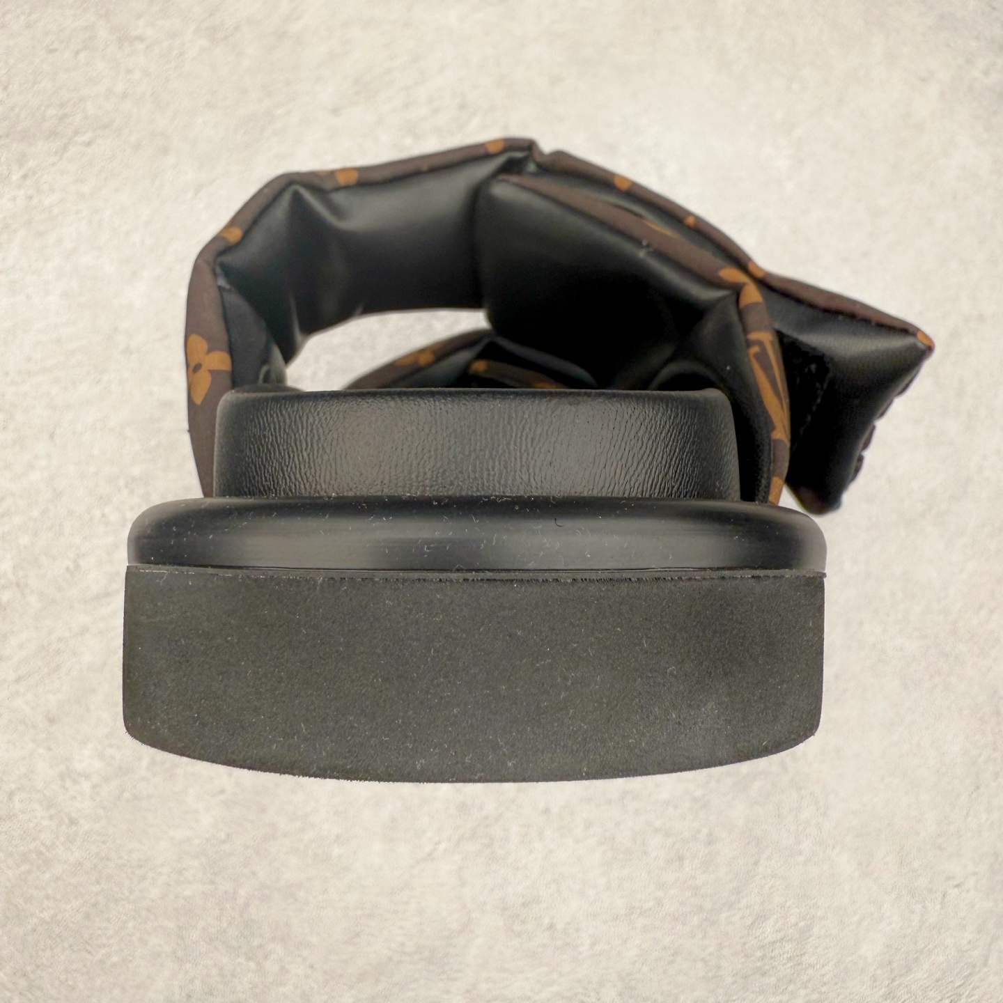 图片[8]-LOUIS VUITTON ｜路易威登2025ss最新春夏款 村上隆/Takashi Murakami x lv Pool Pillow Comfort 皮革 圆头套脚一字拖鞋 男女款 白色 室内外穿着皆宜。纯羊羔毛材质，鞋面受专水台高密度发泡材质，轻盈舒适，鞋底厚度3.5 上脚超显腿长 尺码：35 36 37 38 39 40 41 42 43 44 45-选品中心