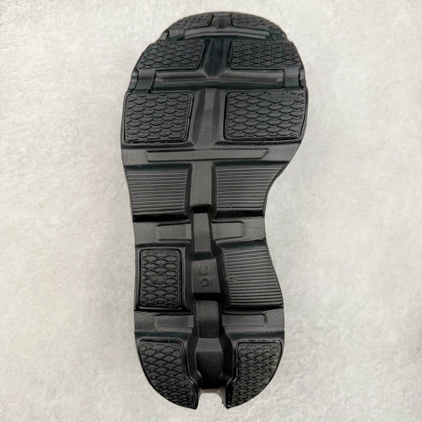 图片[9]-On Cloudmonster 2 昂跑减震生活休闲鞋 此运动品牌 开创于2010年 缓震着陆、强效回弹、轻柔质感的设计构思始终是ON研制关键 与此同时基于“为全球提供革新性的跑步感受”信念 陆续推出了多款跑鞋及其以专业运动人体跑步工程学为设计关键的功能性跑步服饰设备 让跑者不费力气地畅快畅跑 尺码：36 36.5 37.5 38 38.5 39 40 40.5 41 42 42.5 43 44 44.5 45-选品中心