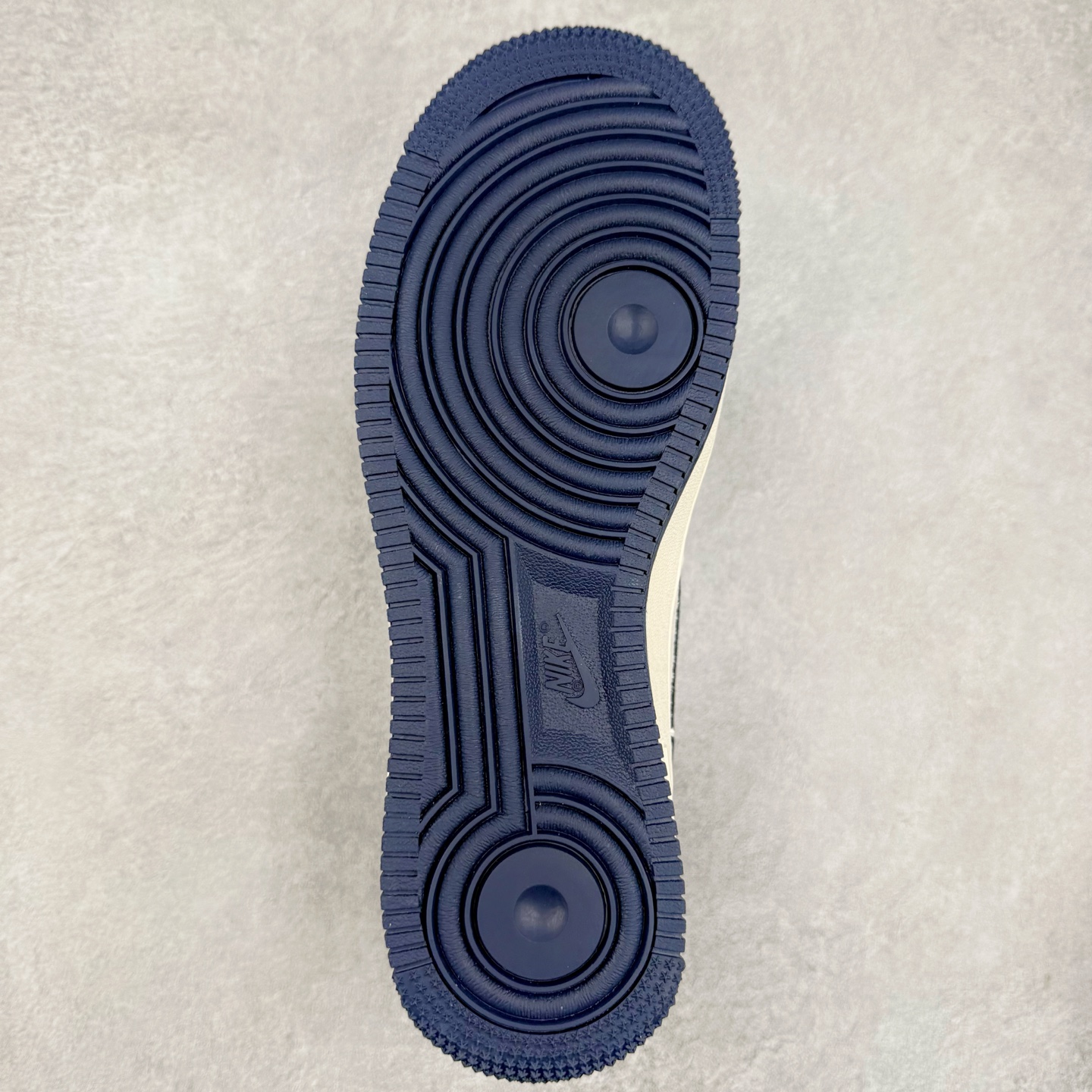 图片[9]-NK Air Force 1´07 Low 空军一号低帮百搭休闲运动板鞋 DM6868-083 柔软、弹性十足的缓震性能和出色的中底设计 横跨复古与现代的外型结合 造就出风靡全球 三十多年的Force 1 直到今天还深受青睐 实拍调校N版已经零色差零失真 百分百还原实物色彩所见即所得 不存在货不对板色差等低级问题 选购参考实物拍摄 不混卖不参货 只用心做好货严格选品 承诺混一赔十 尺码：36 36.5 37.5 38 38.5 39 40 40.5 41 42 42.5 43 44 44.5 45-选品中心