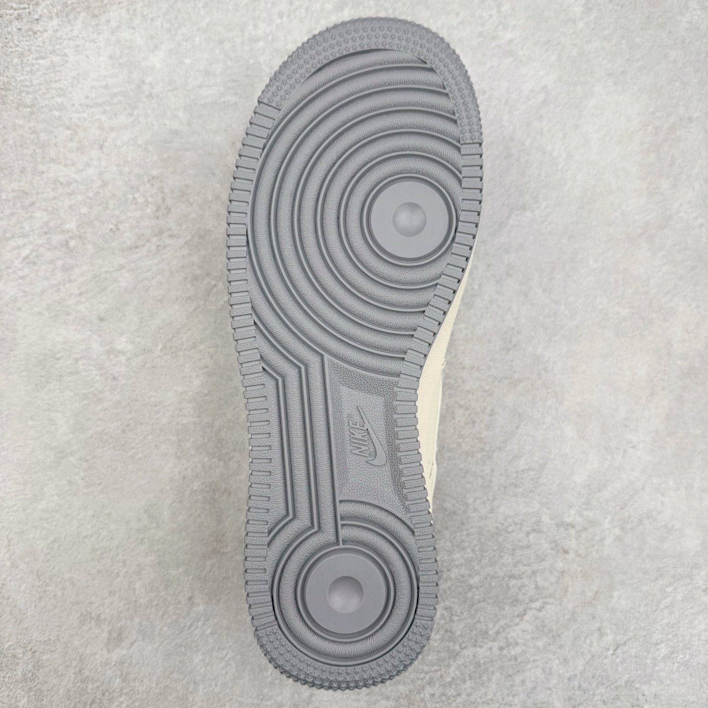 图片[9]-NK Air Force 1´07 Low 空军一号低帮百搭休闲运动板鞋 HH7518-064 柔软、弹性十足的缓震性能和出色的中底设计 横跨复古与现代的外型结合 造就出风靡全球 三十多年的Force 1 直到今天还深受青睐 实拍调校N版已经零色差零失真 百分百还原实物色彩所见即所得 不存在货不对板色差等低级问题 选购参考实物拍摄 不混卖不参货 只用心做好货严格选品 承诺混一赔十 尺码：36 36.5 37.5 38 38.5 39 40 40.5 41 42 42.5 43 44 44.5 45-选品中心