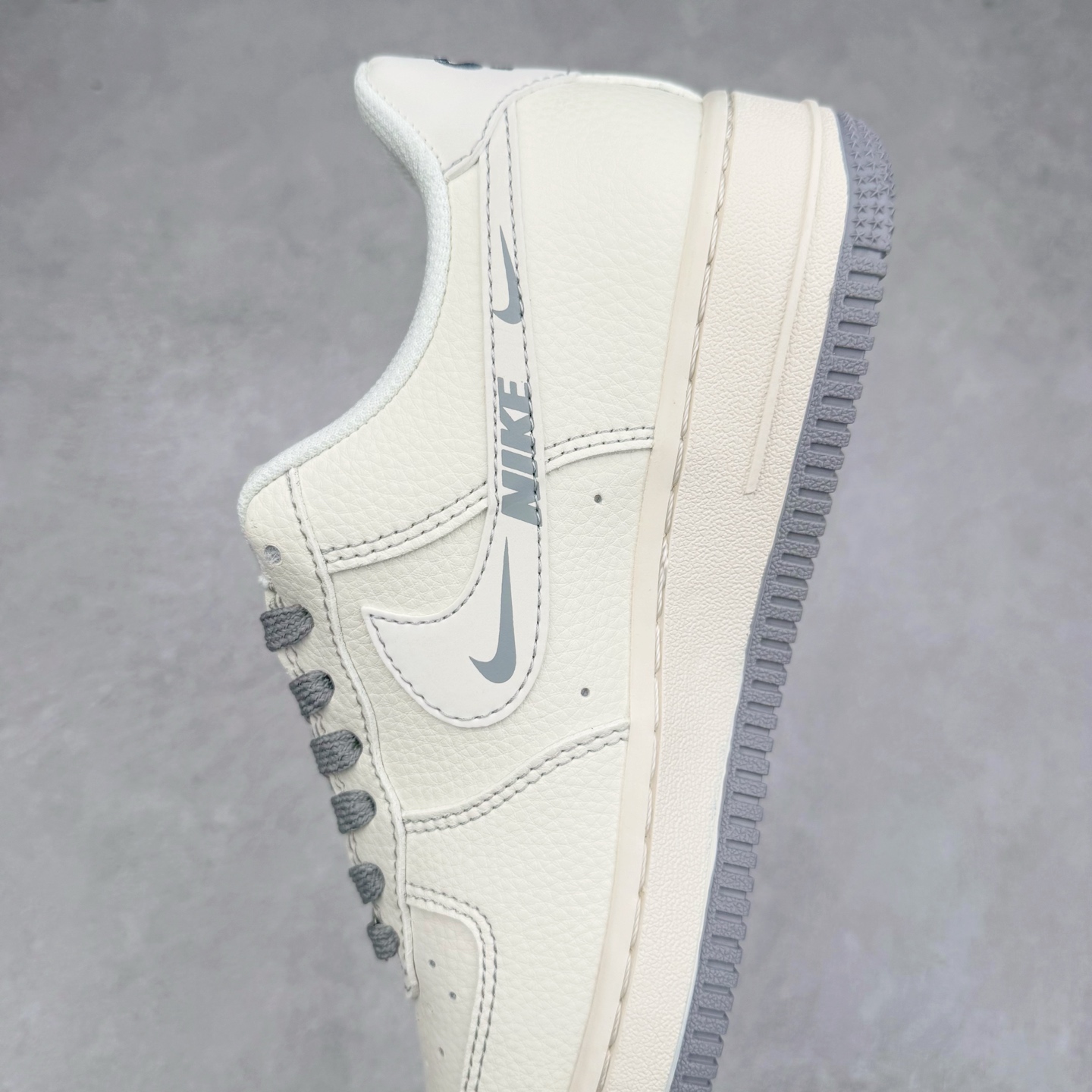 图片[7]-NK Air Force 1´07 Low 空军一号低帮百搭休闲运动板鞋 HH7518-064 柔软、弹性十足的缓震性能和出色的中底设计 横跨复古与现代的外型结合 造就出风靡全球 三十多年的Force 1 直到今天还深受青睐 实拍调校N版已经零色差零失真 百分百还原实物色彩所见即所得 不存在货不对板色差等低级问题 选购参考实物拍摄 不混卖不参货 只用心做好货严格选品 承诺混一赔十 尺码：36 36.5 37.5 38 38.5 39 40 40.5 41 42 42.5 43 44 44.5 45-选品中心