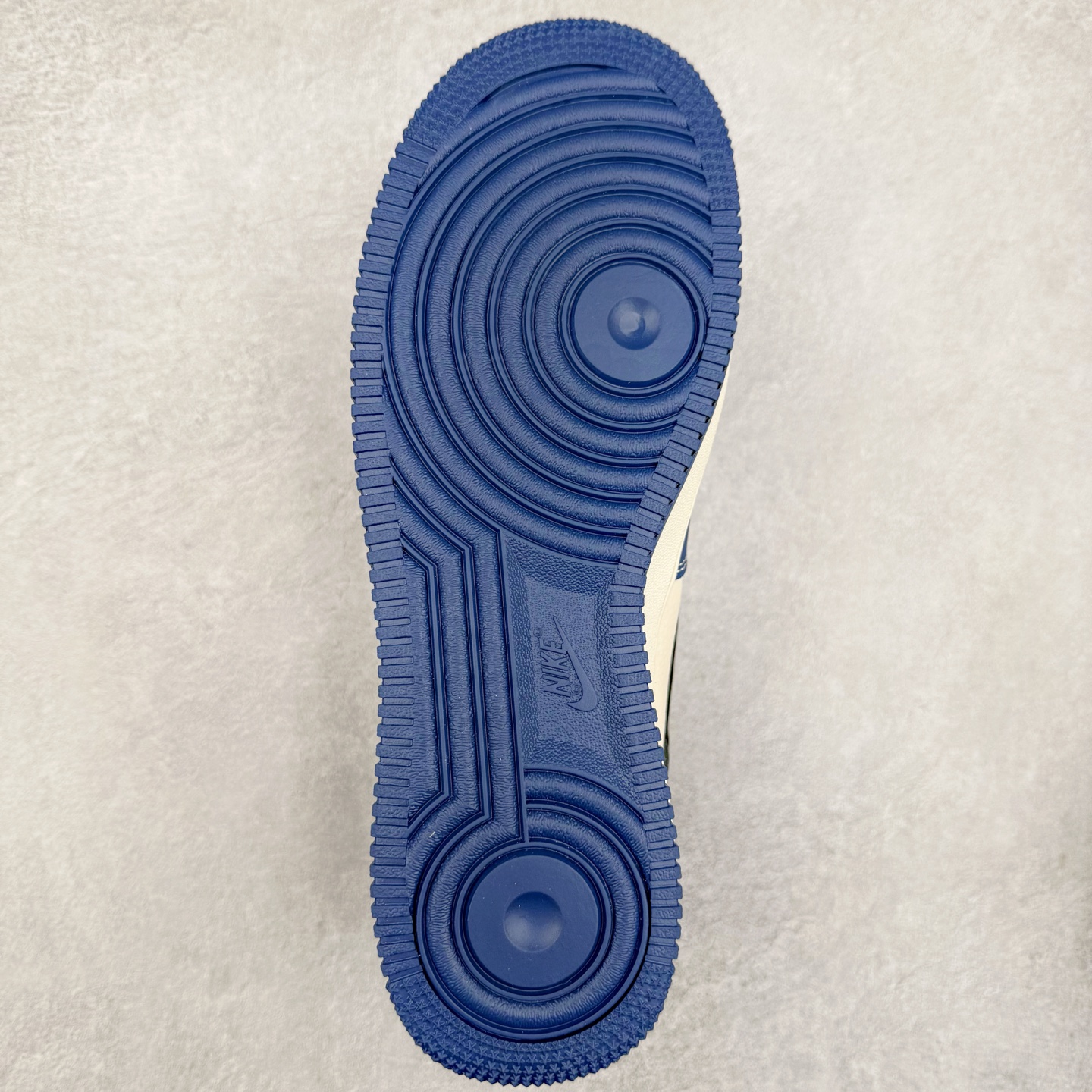 图片[9]-NK Air Force 1´07 Low 空军一号低帮百搭休闲运动板鞋 KK1988-079 柔软、弹性十足的缓震性能和出色的中底设计 横跨复古与现代的外型结合 造就出风靡全球 三十多年的Force 1 直到今天还深受青睐 实拍调校N版已经零色差零失真 百分百还原实物色彩所见即所得 不存在货不对板色差等低级问题 选购参考实物拍摄 不混卖不参货 只用心做好货严格选品 承诺混一赔十 尺码：36 36.5 37.5 38 38.5 39 40 40.5 41 42 42.5 43 44 44.5 45-选品中心