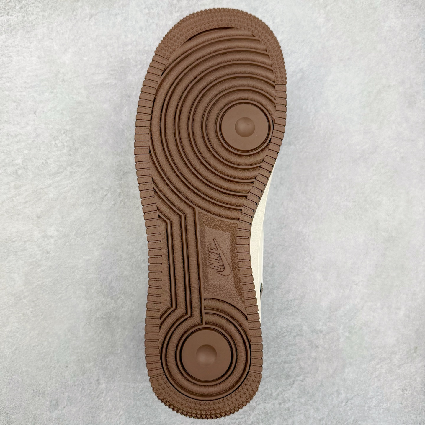 图片[9]-NK Air Force 1´07 Low 空军一号低帮百搭休闲运动板鞋 XS1958-552 柔软、弹性十足的缓震性能和出色的中底设计 横跨复古与现代的外型结合 造就出风靡全球 三十多年的Force 1 直到今天还深受青睐 实拍调校N版已经零色差零失真 百分百还原实物色彩所见即所得 不存在货不对板色差等低级问题 选购参考实物拍摄 不混卖不参货 只用心做好货严格选品 承诺混一赔十 尺码：36 36.5 37.5 38 38.5 39 40 40.5 41 42 42.5 43 44 44.5 45-选品中心