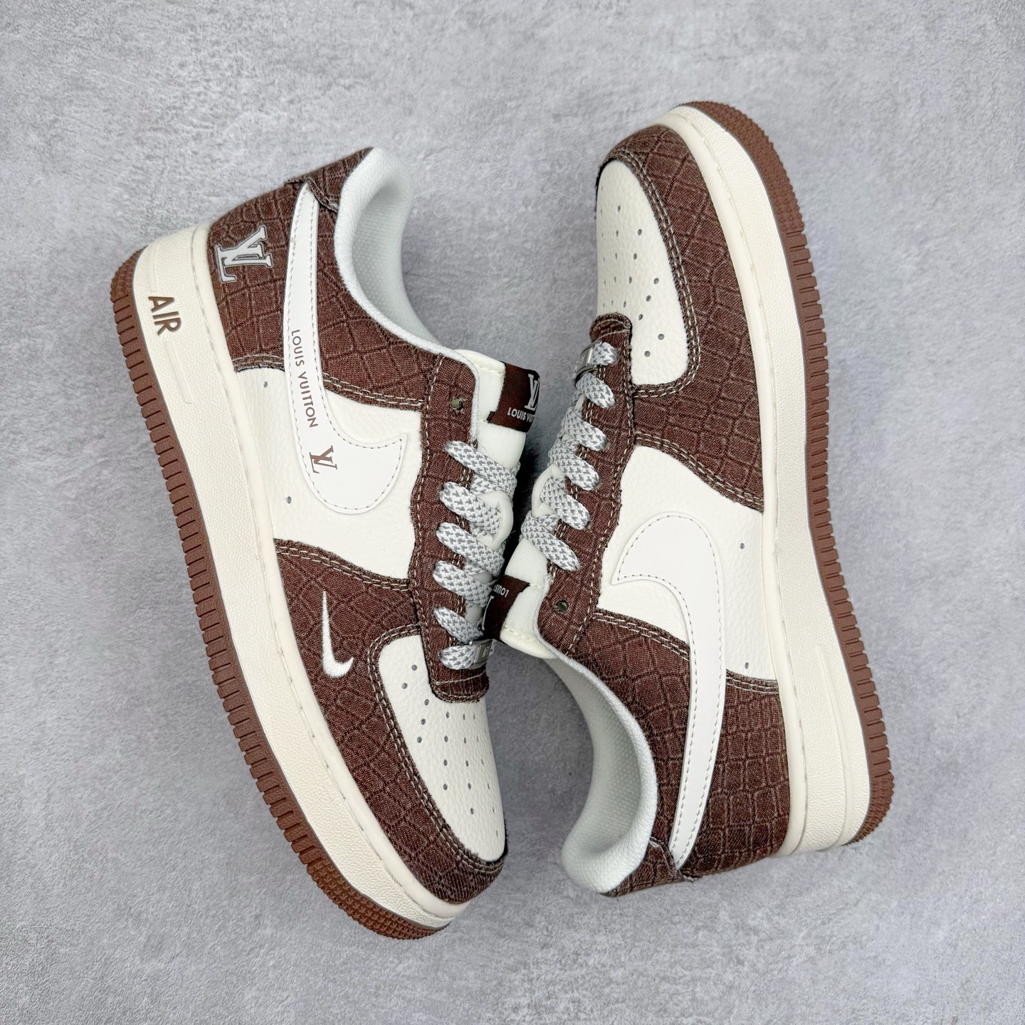 图片[3]-NK Air Force 1´07 Low 空军一号低帮百搭休闲运动板鞋 XS1958-552 柔软、弹性十足的缓震性能和出色的中底设计 横跨复古与现代的外型结合 造就出风靡全球 三十多年的Force 1 直到今天还深受青睐 实拍调校N版已经零色差零失真 百分百还原实物色彩所见即所得 不存在货不对板色差等低级问题 选购参考实物拍摄 不混卖不参货 只用心做好货严格选品 承诺混一赔十 尺码：36 36.5 37.5 38 38.5 39 40 40.5 41 42 42.5 43 44 44.5 45-选品中心