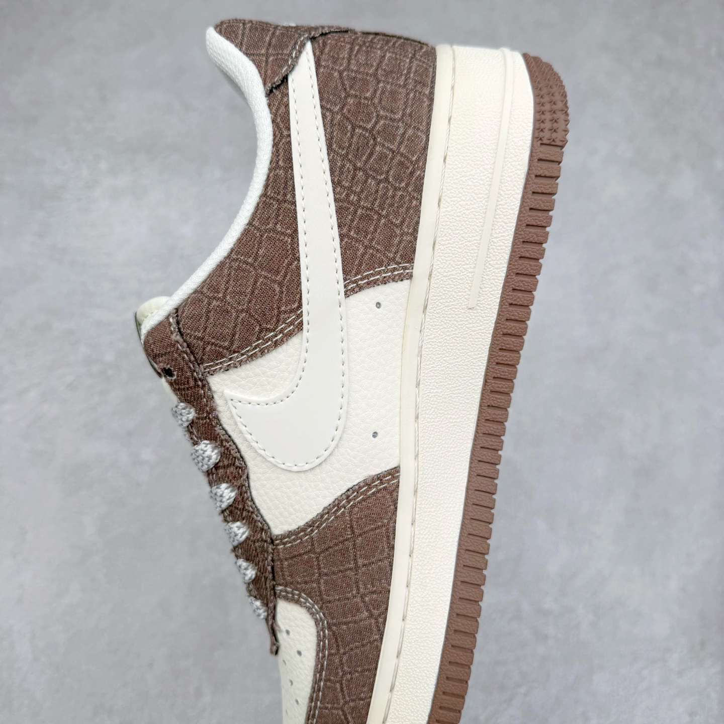 图片[7]-NK Air Force 1´07 Low 空军一号低帮百搭休闲运动板鞋 XS1958-552 柔软、弹性十足的缓震性能和出色的中底设计 横跨复古与现代的外型结合 造就出风靡全球 三十多年的Force 1 直到今天还深受青睐 实拍调校N版已经零色差零失真 百分百还原实物色彩所见即所得 不存在货不对板色差等低级问题 选购参考实物拍摄 不混卖不参货 只用心做好货严格选品 承诺混一赔十 尺码：36 36.5 37.5 38 38.5 39 40 40.5 41 42 42.5 43 44 44.5 45-选品中心