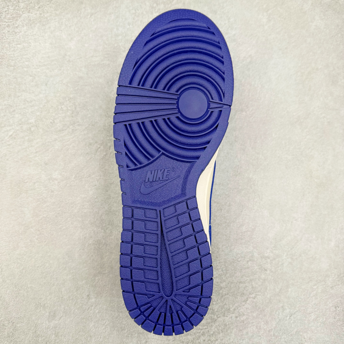 图片[9]-NK Dunk Low 定制配色 KK1333-045 大厂出品 极力推荐 原装头层材料 独家版型蒸餾加工帶來的是更好的视觉和脚感体验大厂纯原品质出货 清洁度 电绣工艺 皮料切割干净无任何毛边 细节完美 实拍调校N版已经零色差零失真 百分百还原实物色彩所见即所得 不存在货不对板色差等低级问题 选购参考实物拍摄 不混卖不参货 只用心做好货严格选品 承诺混一赔十 尺码：36 36.5 37.5 38 38.5 39 40 40.5 41 42 42.5 43 44 44.5 45-选品中心