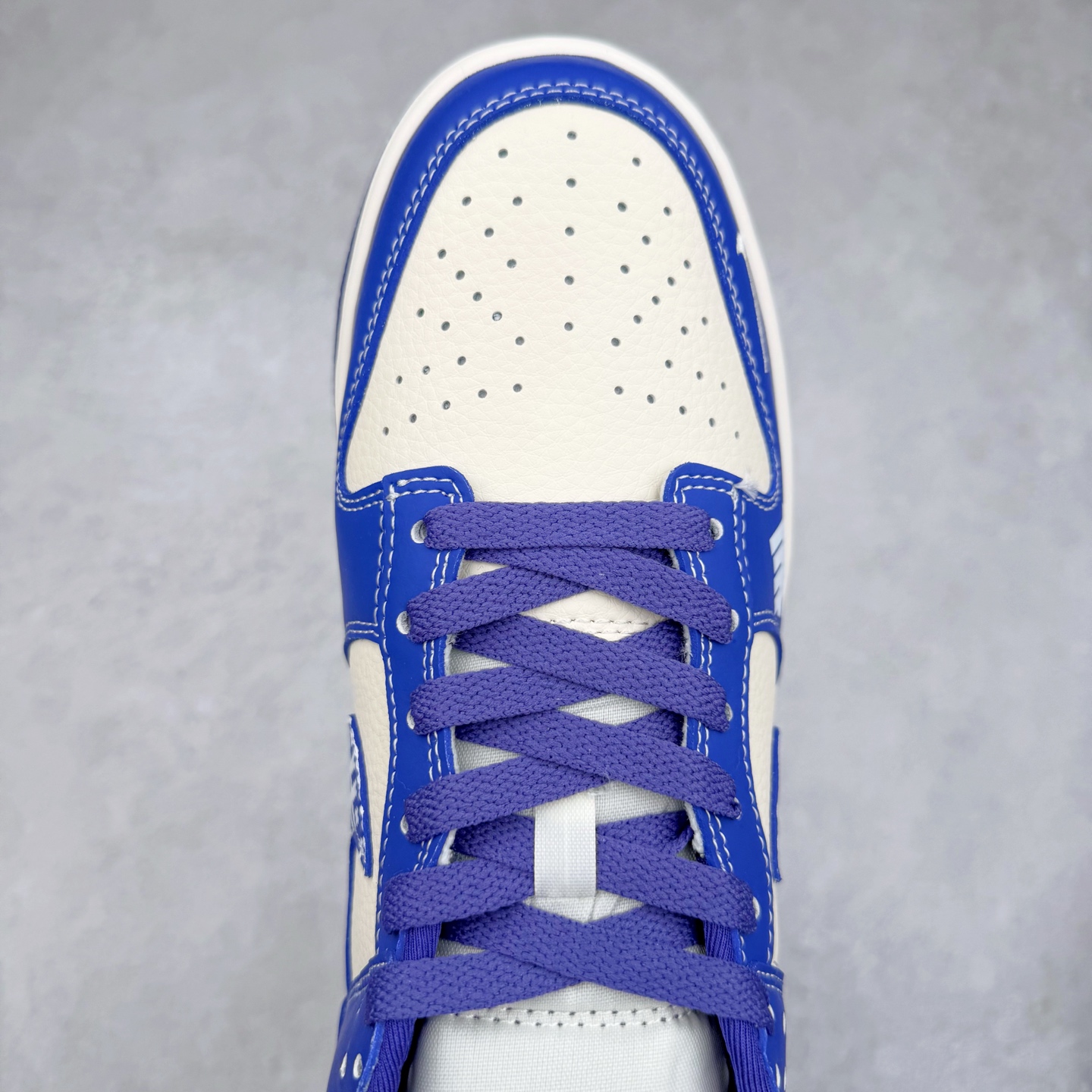 图片[4]-NK Dunk Low 定制配色 KK1333-045 大厂出品 极力推荐 原装头层材料 独家版型蒸餾加工帶來的是更好的视觉和脚感体验大厂纯原品质出货 清洁度 电绣工艺 皮料切割干净无任何毛边 细节完美 实拍调校N版已经零色差零失真 百分百还原实物色彩所见即所得 不存在货不对板色差等低级问题 选购参考实物拍摄 不混卖不参货 只用心做好货严格选品 承诺混一赔十 尺码：36 36.5 37.5 38 38.5 39 40 40.5 41 42 42.5 43 44 44.5 45-选品中心