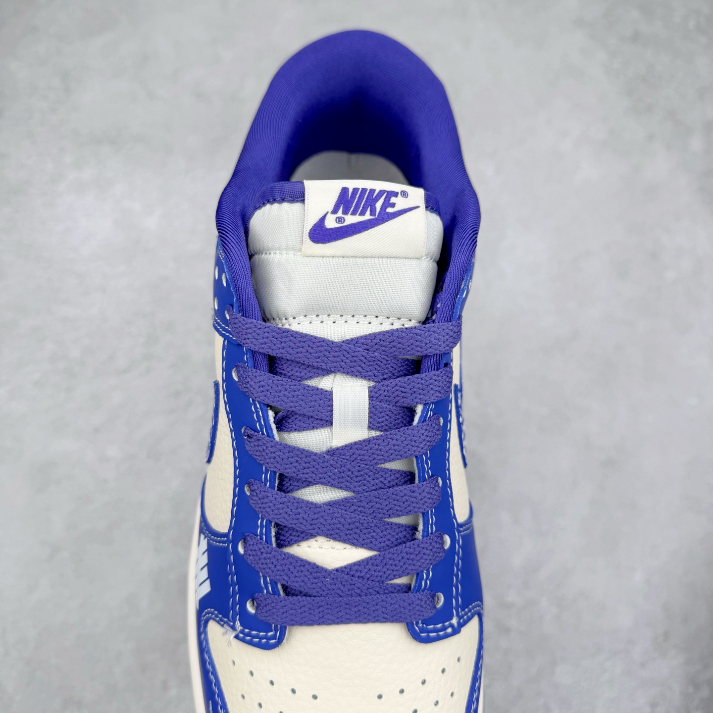 图片[5]-NK Dunk Low 定制配色 KK1333-045 大厂出品 极力推荐 原装头层材料 独家版型蒸餾加工帶來的是更好的视觉和脚感体验大厂纯原品质出货 清洁度 电绣工艺 皮料切割干净无任何毛边 细节完美 实拍调校N版已经零色差零失真 百分百还原实物色彩所见即所得 不存在货不对板色差等低级问题 选购参考实物拍摄 不混卖不参货 只用心做好货严格选品 承诺混一赔十 尺码：36 36.5 37.5 38 38.5 39 40 40.5 41 42 42.5 43 44 44.5 45-选品中心