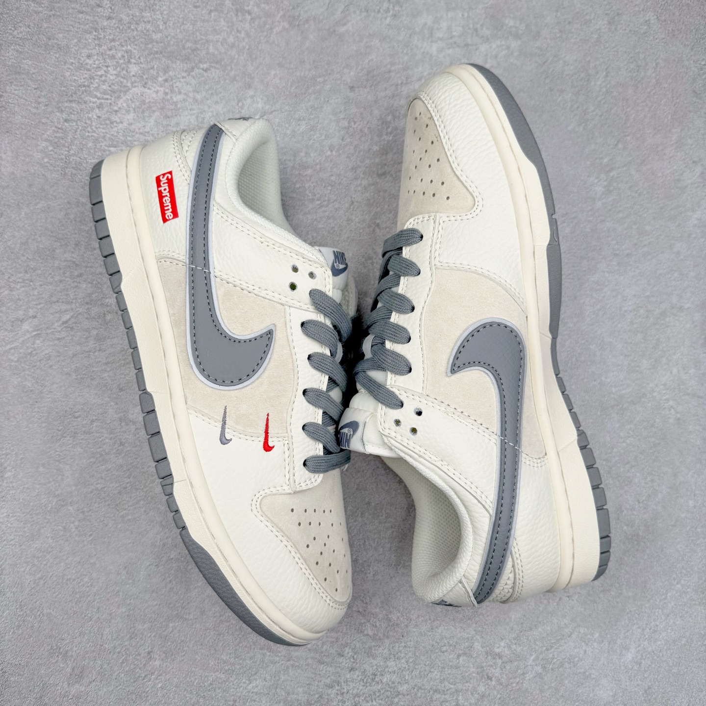 图片[3]-NK Dunk Low 定制配色 XX2025-688 大厂出品 极力推荐 原装头层材料 独家版型蒸餾加工帶來的是更好的视觉和脚感体验大厂纯原品质出货 清洁度 电绣工艺 皮料切割干净无任何毛边 细节完美 实拍调校N版已经零色差零失真 百分百还原实物色彩所见即所得 不存在货不对板色差等低级问题 选购参考实物拍摄 不混卖不参货 只用心做好货严格选品 承诺混一赔十 尺码：36 36.5 37.5 38 38.5 39 40 40.5 41 42 42.5 43 44 44.5 45-选品中心