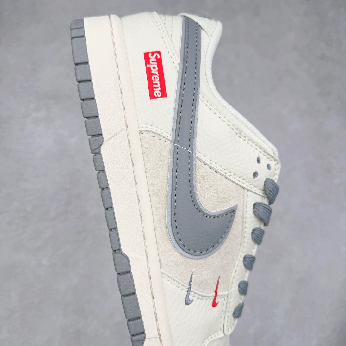 图片[6]-NK Dunk Low 定制配色 XX2025-688 大厂出品 极力推荐 原装头层材料 独家版型蒸餾加工帶來的是更好的视觉和脚感体验大厂纯原品质出货 清洁度 电绣工艺 皮料切割干净无任何毛边 细节完美 实拍调校N版已经零色差零失真 百分百还原实物色彩所见即所得 不存在货不对板色差等低级问题 选购参考实物拍摄 不混卖不参货 只用心做好货严格选品 承诺混一赔十 尺码：36 36.5 37.5 38 38.5 39 40 40.5 41 42 42.5 43 44 44.5 45-选品中心