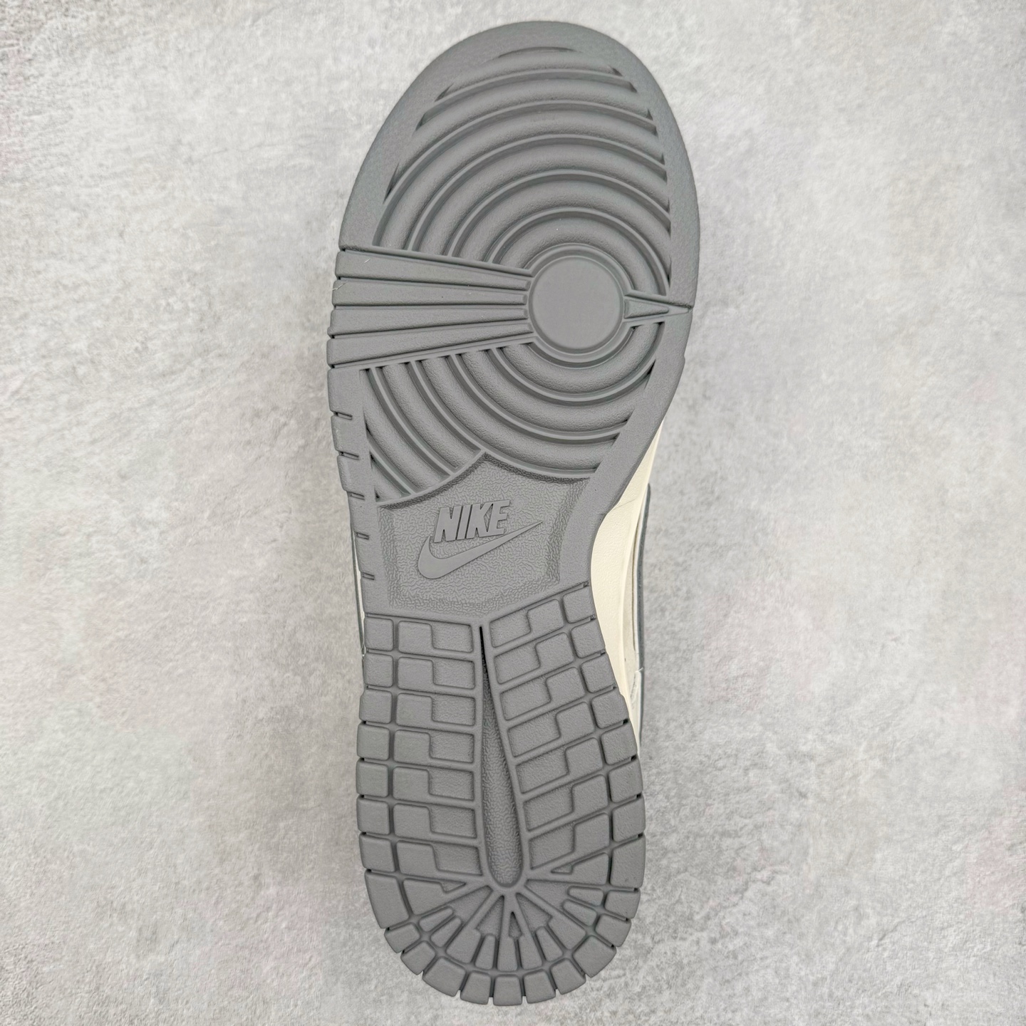 图片[9]-NK Dunk Low 定制配色 XX2025-688 大厂出品 极力推荐 原装头层材料 独家版型蒸餾加工帶來的是更好的视觉和脚感体验大厂纯原品质出货 清洁度 电绣工艺 皮料切割干净无任何毛边 细节完美 实拍调校N版已经零色差零失真 百分百还原实物色彩所见即所得 不存在货不对板色差等低级问题 选购参考实物拍摄 不混卖不参货 只用心做好货严格选品 承诺混一赔十 尺码：36 36.5 37.5 38 38.5 39 40 40.5 41 42 42.5 43 44 44.5 45-选品中心