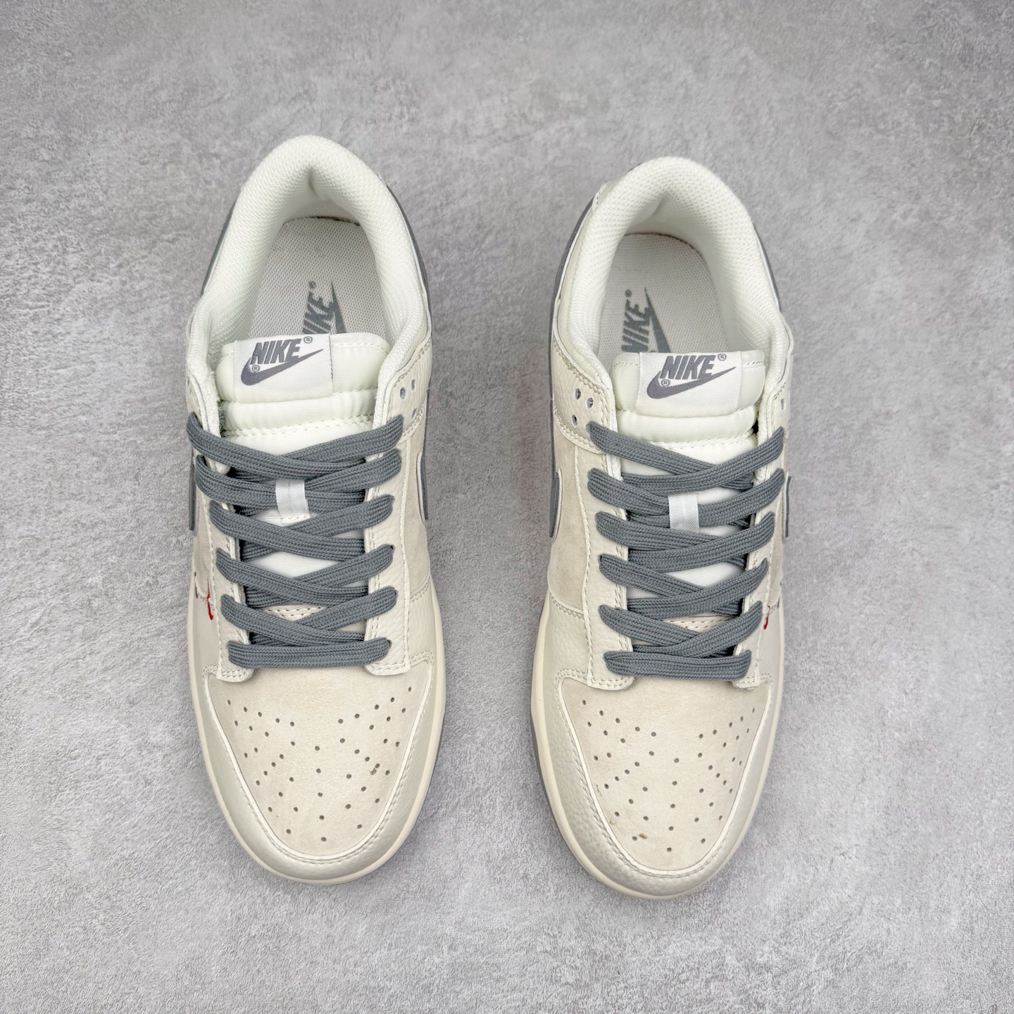 图片[2]-NK Dunk Low 定制配色 XX2025-688 大厂出品 极力推荐 原装头层材料 独家版型蒸餾加工帶來的是更好的视觉和脚感体验大厂纯原品质出货 清洁度 电绣工艺 皮料切割干净无任何毛边 细节完美 实拍调校N版已经零色差零失真 百分百还原实物色彩所见即所得 不存在货不对板色差等低级问题 选购参考实物拍摄 不混卖不参货 只用心做好货严格选品 承诺混一赔十 尺码：36 36.5 37.5 38 38.5 39 40 40.5 41 42 42.5 43 44 44.5 45-选品中心