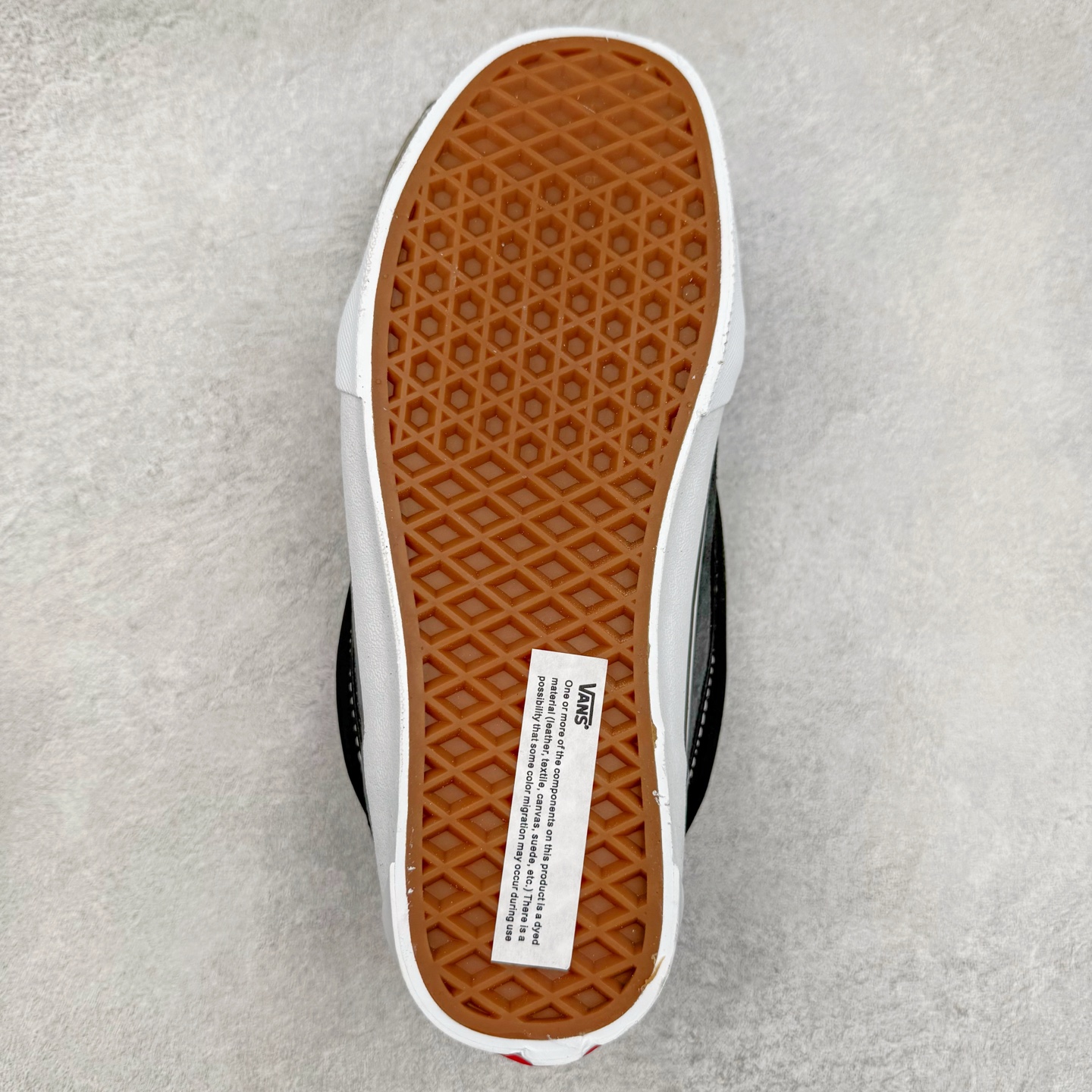 图片[9]-Vans Knu Skool VLT 黑白 官方新款 复古休闲胖胖面包鞋 肥胖版大LOGO原版全皮猪八面料 货号：VN0007QDQJM 尺码：35 36 36.5 37 38 38.5 39 40 40.5 41 42 42.5 43 44 工艺：硫化1：1（重量1：1、真标、原钢印、材质标、鞋型标、合格证）-选品中心