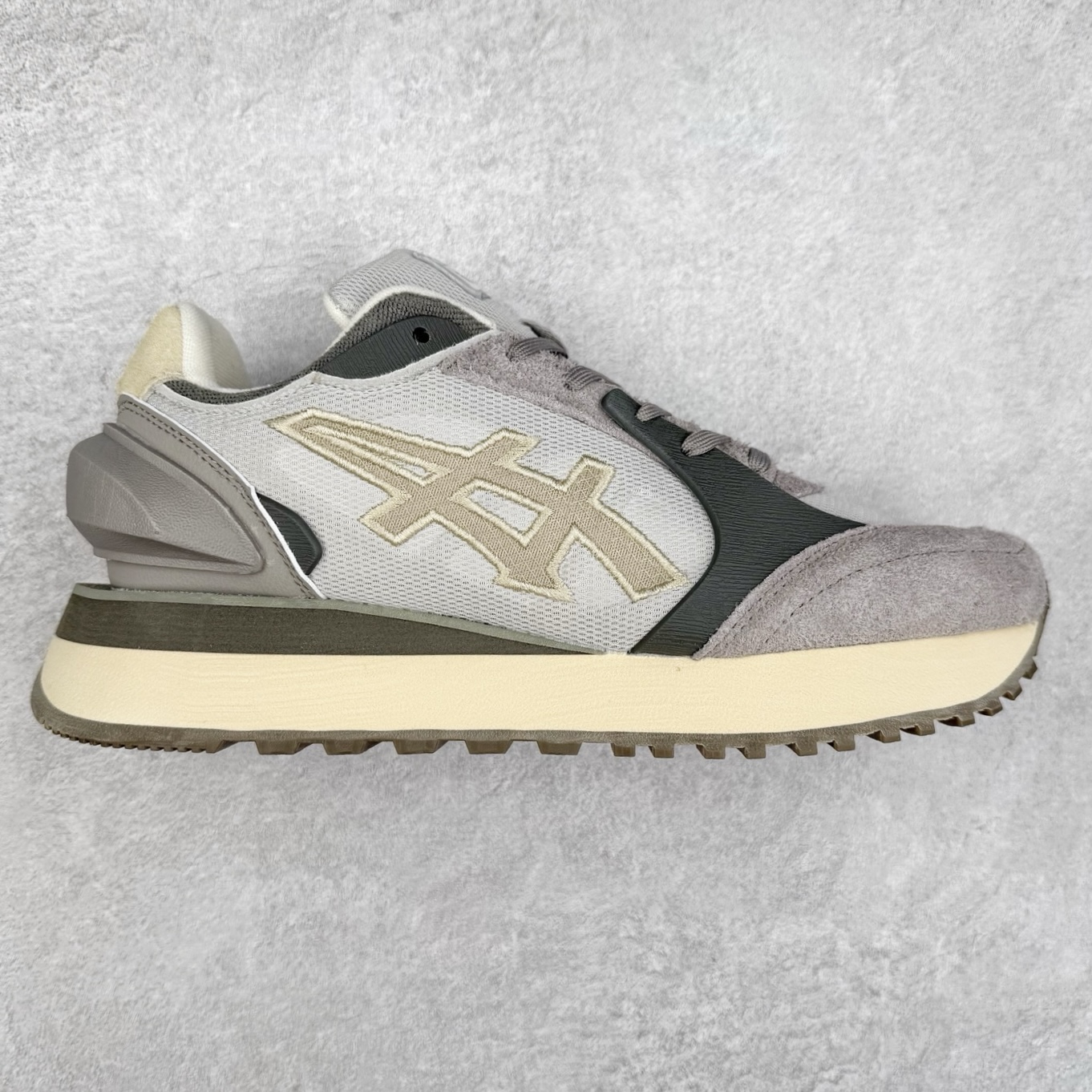 鬼塚虎/Onitsuka Tiger MOAGE CO Low 摩纳哥CO系列低帮厚底复古经典百搭休闲慢跑鞋 #升级原楦原纸版开发版型 #采用翻毛皮组合网织织物鞋面材质 #内嵌OrthoLite(欧索莱)透气吸汗鞋垫贴 #外置环保双层切片组合轻质防滑橡胶外底❗️ 尺码:36 37 37.5 38 39 39.5 40 40.5 41.5 42 42.5 43.5 44 45-选品中心