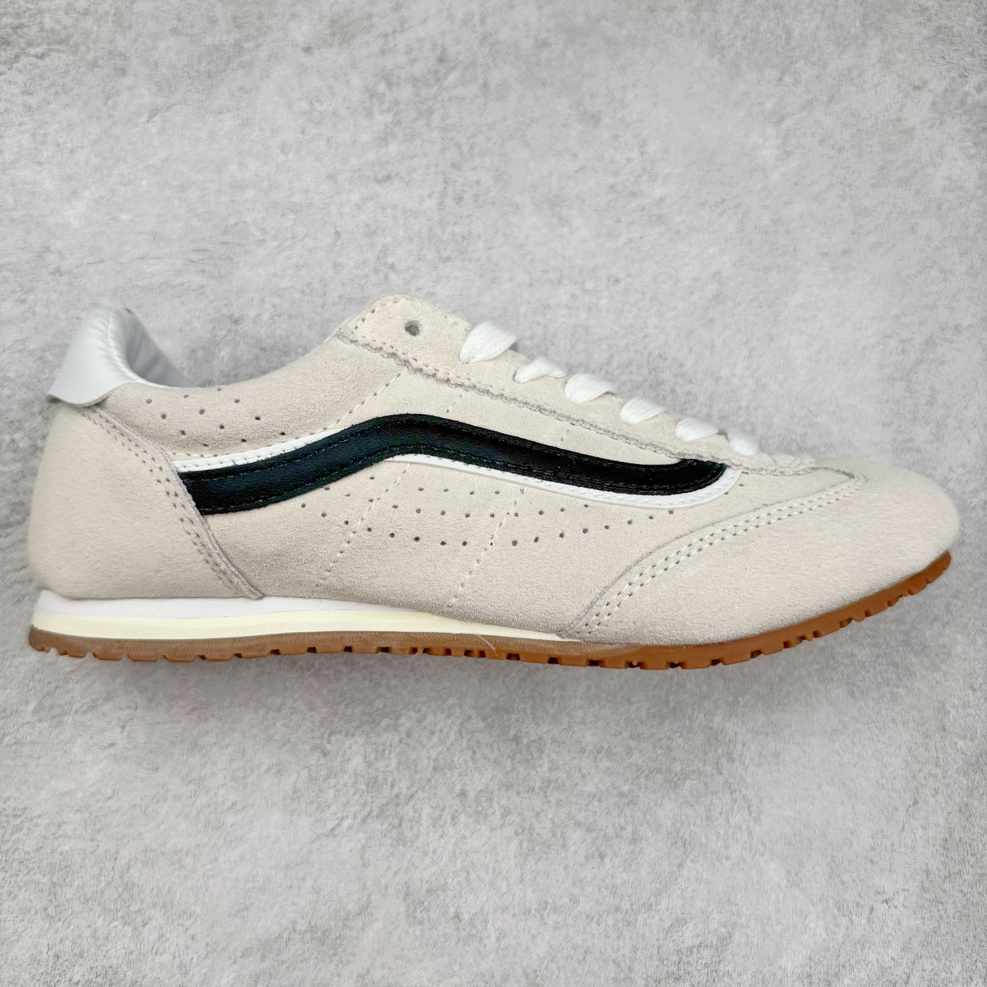 Vans Super Low Pro 米白蓝 官方新款 复古薄底德训鞋系列 以经典Vans Serio为灵感,氛围感樱花粉,与春日街头适配度拉满,一脚踩进浅浅春色。华夫大底搭上 EVA 泡棉科技,脚感舒适怎么Live都生动,轻盈出门! 货号:VN000D83O3N 尺码:35 36 36.5 37 38 38.5 39 40-选品中心