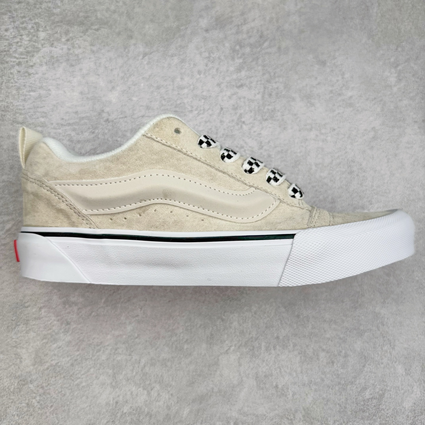 Vans Knu Skool VLT 白黑 官方新款 复古休闲胖胖面包鞋 肥胖版大LOGO原版全皮猪八面料 货号：VN0007QDQJM 尺码：35 36 36.5 37 38 38.5 39 40 40.5 41 42 42.5 43 44 工艺：硫化1：1（重量1：1、真标、原钢印、材质标、鞋型标、合格证）-选品中心