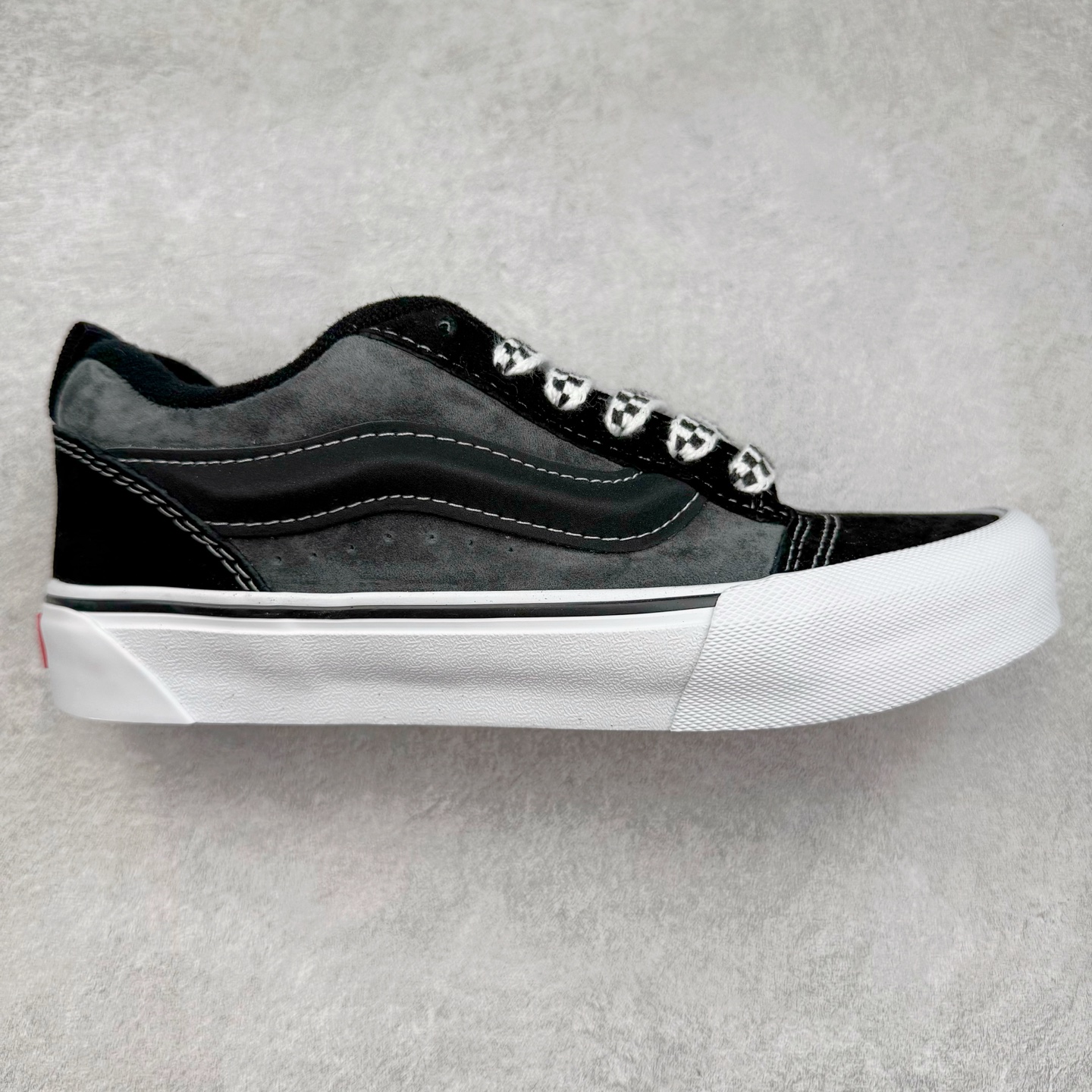 Vans Knu Skool VLT 黑白 官方新款 复古休闲胖胖面包鞋 肥胖版大LOGO原版全皮猪八面料 货号:VN0007QDQJM 尺码:35 36 36.5 37 38 38.5 39 40 40.5 41 42 42.5 43 44 工艺:硫化1:1(重量1:1、真标、原钢印、材质标、鞋型标、合格证)-选品中心