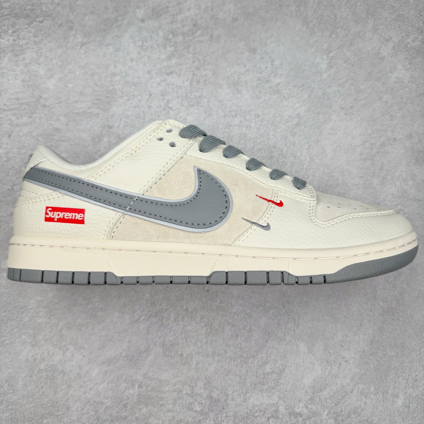 NK Dunk Low 定制配色 XX2025-688 大厂出品 极力推荐 原装头层材料 独家版型蒸餾加工帶來的是更好的视觉和脚感体验大厂纯原品质出货 清洁度 电绣工艺 皮料切割干净无任何毛边 细节完美 实拍调校N版已经零色差零失真 百分百还原实物色彩所见即所得 不存在货不对板色差等低级问题 选购参考实物拍摄 不混卖不参货 只用心做好货严格选品 承诺混一赔十 尺码：36 36.5 37.5 38 38.5 39 40 40.5 41 42 42.5 43 44 44.5 45-选品中心