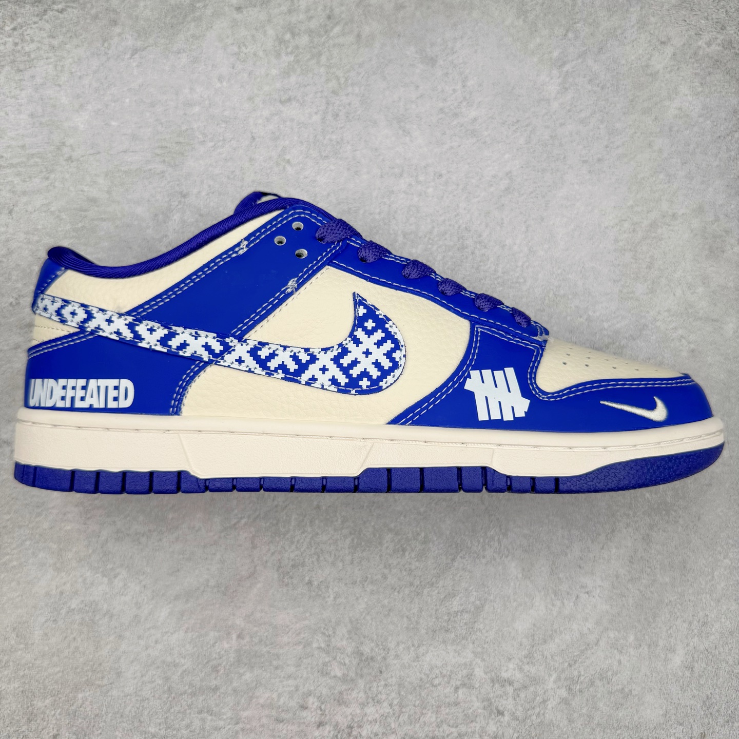 NK Dunk Low 定制配色 KK1333-045 大厂出品 极力推荐 原装头层材料 独家版型蒸餾加工帶來的是更好的视觉和脚感体验大厂纯原品质出货 清洁度 电绣工艺 皮料切割干净无任何毛边 细节完美 实拍调校N版已经零色差零失真 百分百还原实物色彩所见即所得 不存在货不对板色差等低级问题 选购参考实物拍摄 不混卖不参货 只用心做好货严格选品 承诺混一赔十 尺码：36 36.5 37.5 38 38.5 39 40 40.5 41 42 42.5 43 44 44.5 45-选品中心