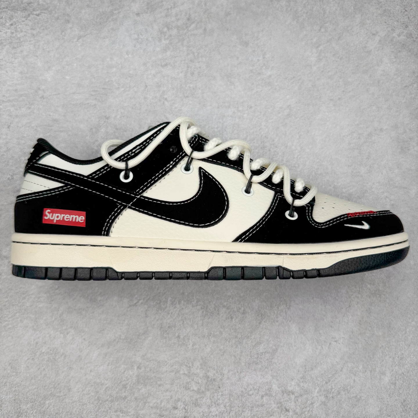 NK Dunk Low 定制配色 YX5066-280 大厂出品 极力推荐 原装头层材料 独家版型蒸餾加工帶來的是更好的视觉和脚感体验大厂纯原品质出货 清洁度 电绣工艺 皮料切割干净无任何毛边 细节完美 实拍调校N版已经零色差零失真 百分百还原实物色彩所见即所得 不存在货不对板色差等低级问题 选购参考实物拍摄 不混卖不参货 只用心做好货严格选品 承诺混一赔十 尺码：36 36.5 37.5 38 38.5 39 40 40.5 41 42 42.5 43 44 44.5 45-选品中心