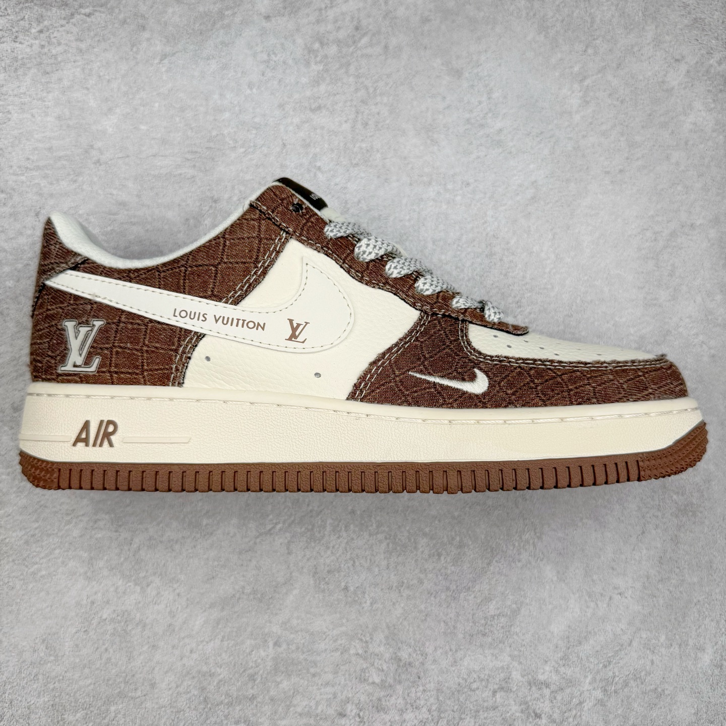 NK Air Force 1´07 Low 空军一号低帮百搭休闲运动板鞋 XS1958-552 柔软、弹性十足的缓震性能和出色的中底设计 横跨复古与现代的外型结合 造就出风靡全球 三十多年的Force 1 直到今天还深受青睐 实拍调校N版已经零色差零失真 百分百还原实物色彩所见即所得 不存在货不对板色差等低级问题 选购参考实物拍摄 不混卖不参货 只用心做好货严格选品 承诺混一赔十 尺码：36 36.5 37.5 38 38.5 39 40 40.5 41 42 42.5 43 44 44.5 45-选品中心