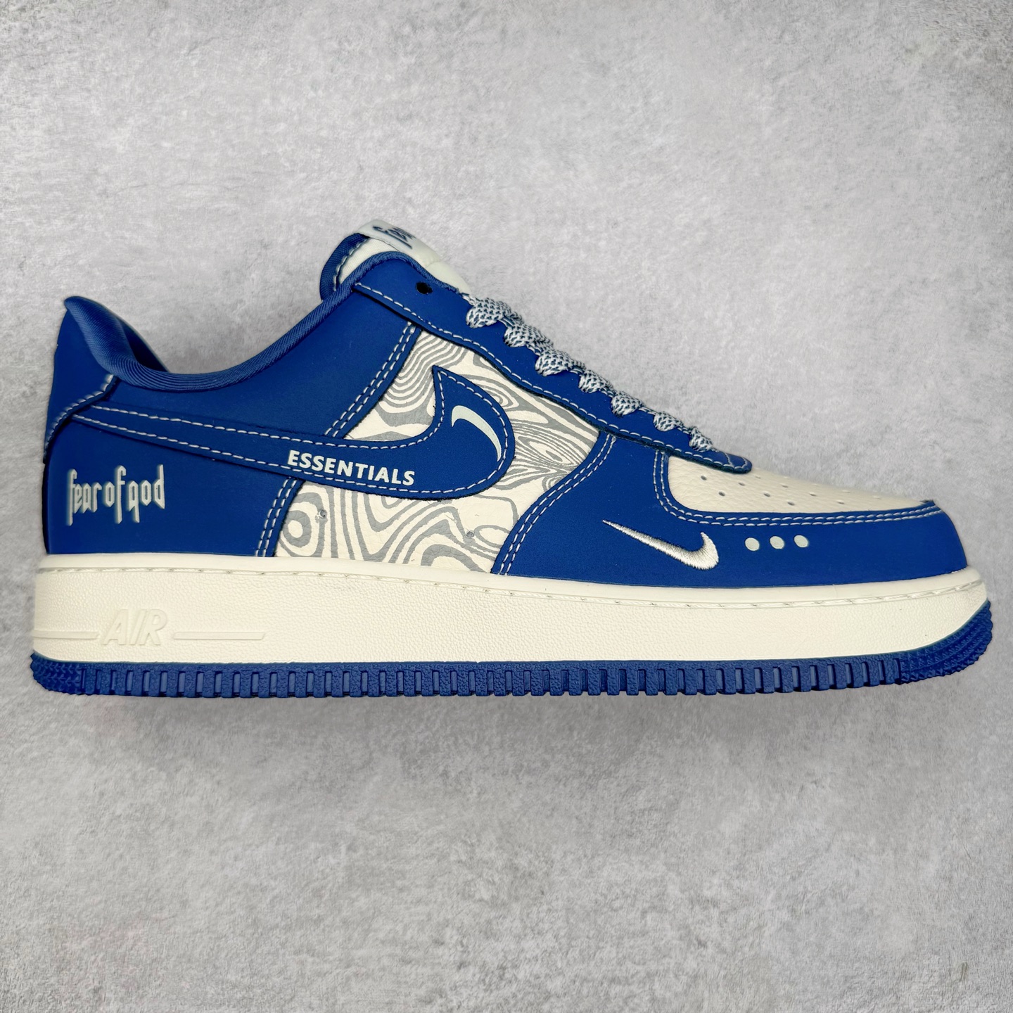 NK Air Force 1´07 Low 空军一号低帮百搭休闲运动板鞋 KK1988-079 柔软、弹性十足的缓震性能和出色的中底设计 横跨复古与现代的外型结合 造就出风靡全球 三十多年的Force 1 直到今天还深受青睐 实拍调校N版已经零色差零失真 百分百还原实物色彩所见即所得 不存在货不对板色差等低级问题 选购参考实物拍摄 不混卖不参货 只用心做好货严格选品 承诺混一赔十 尺码：36 36.5 37.5 38 38.5 39 40 40.5 41 42 42.5 43 44 44.5 45-选品中心