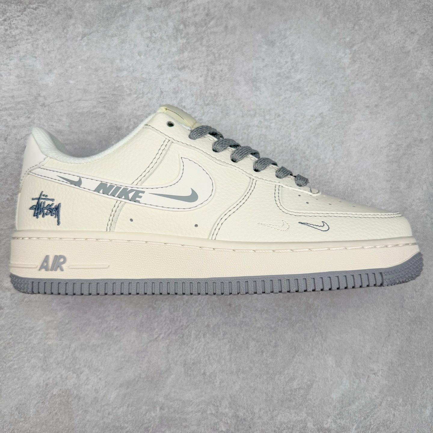 NK Air Force 1´07 Low 空军一号低帮百搭休闲运动板鞋 HH7518-064 柔软、弹性十足的缓震性能和出色的中底设计 横跨复古与现代的外型结合 造就出风靡全球 三十多年的Force 1 直到今天还深受青睐 实拍调校N版已经零色差零失真 百分百还原实物色彩所见即所得 不存在货不对板色差等低级问题 选购参考实物拍摄 不混卖不参货 只用心做好货严格选品 承诺混一赔十 尺码：36 36.5 37.5 38 38.5 39 40 40.5 41 42 42.5 43 44 44.5 45-选品中心