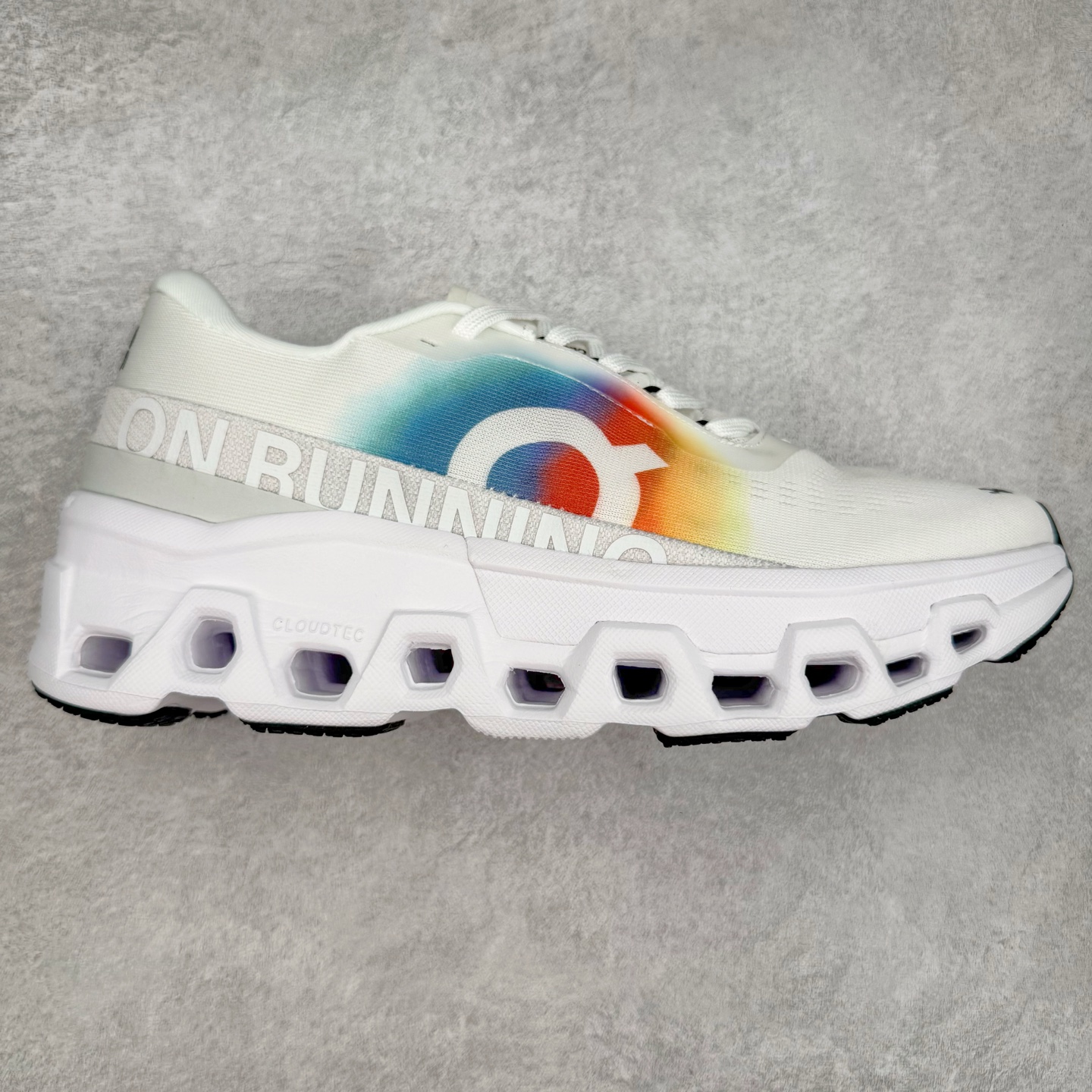 On Cloudmonster 2 昂跑减震生活休闲鞋 此运动品牌 开创于2010年 缓震着陆、强效回弹、轻柔质感的设计构思始终是ON研制关键 与此同时基于“为全球提供革新性的跑步感受”信念 陆续推出了多款跑鞋及其以专业运动人体跑步工程学为设计关键的功能性跑步服饰设备 让跑者不费力气地畅快畅跑 尺码：36 36.5 37.5 38 38.5 39 40 40.5 41 42 42.5 43 44 44.5 45-选品中心